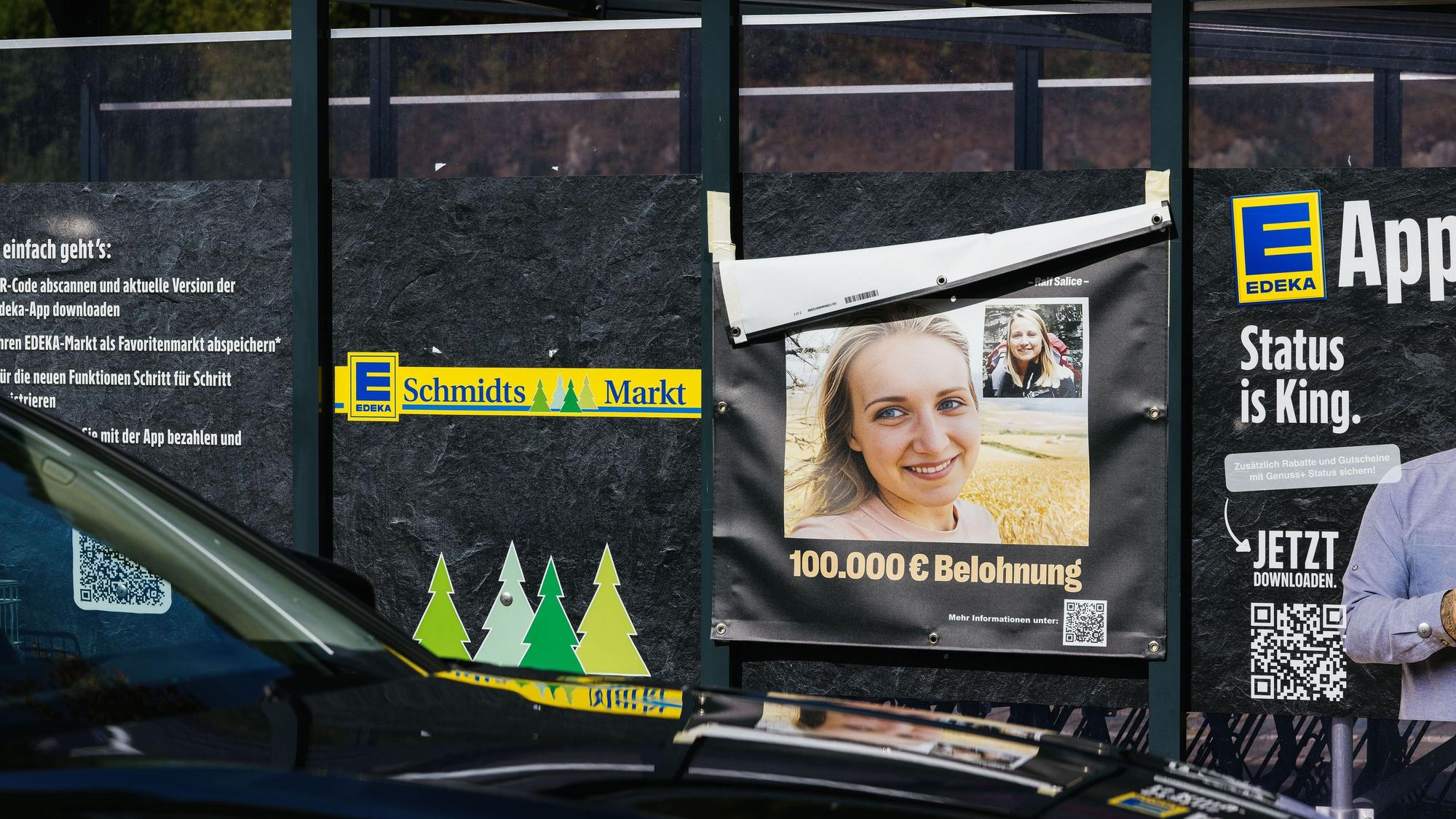 Ein Suchplakat von Scarlett Salice hängt auf dem Gelände eines Supermarkts in Todtmoos.