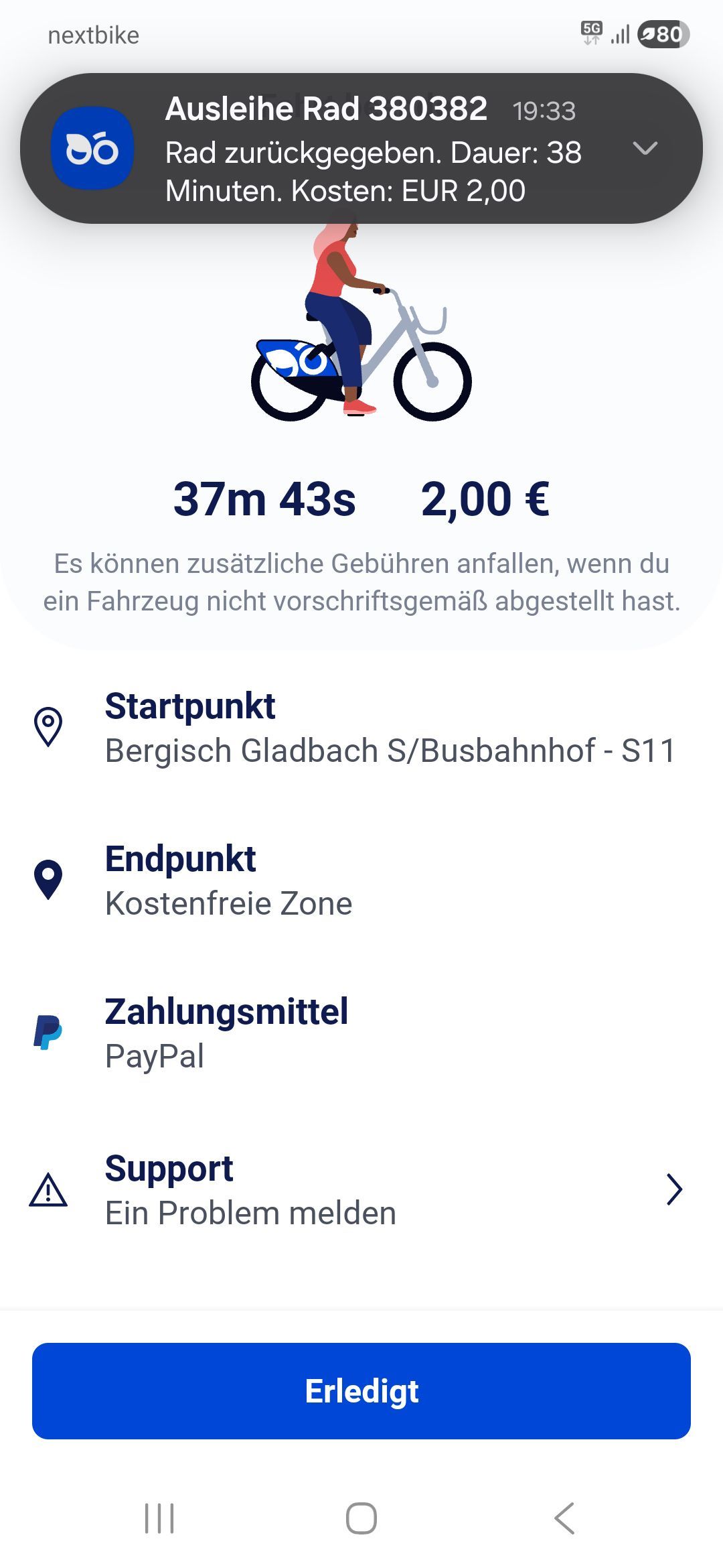 Auf einem Handy-Display ist die Nextbike-App mit einer Ausleihe eines SEV-Bikes zu sehen.