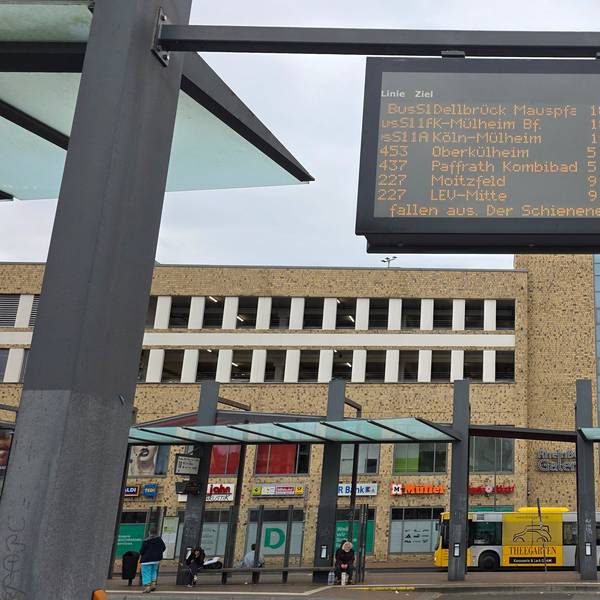 Eine Leuchttafel zeigt am Busbahnhof Bergisch Gladbach Abfahrten für die Busse an.
