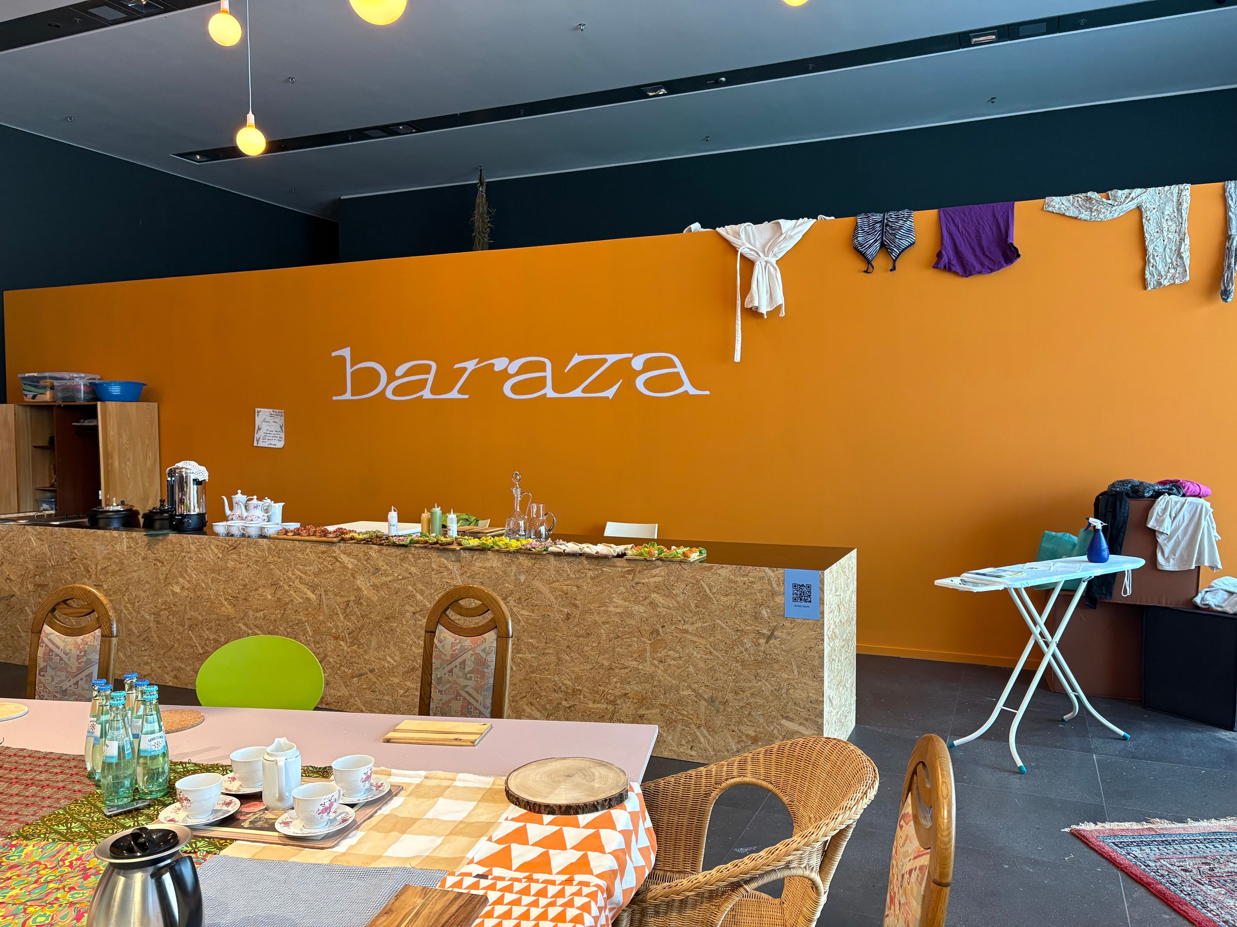 Essen darf man sonst nie in Ausstellungen, aber im Baraza sollen Besucher zusammenkommen und sich bei Tee und Häppchen austauschen.