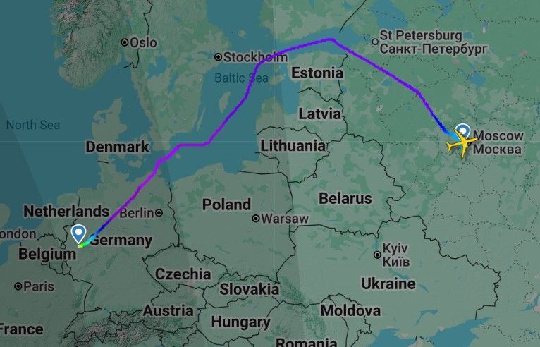 Der russische Regierungsflieger Iljuschin Il-96-300 musste aufgrund des EU-Verbots einen weiten Umweg nach Köln fliegen.