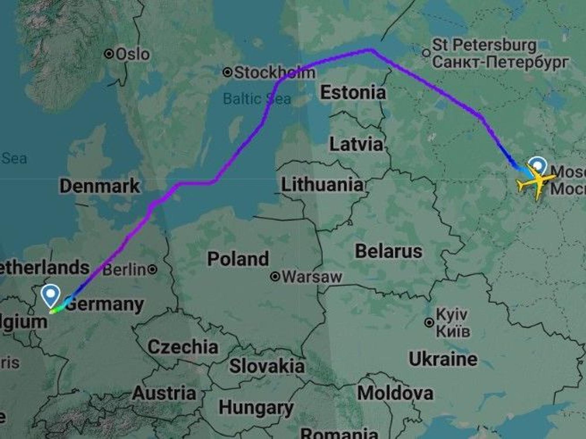 Der russische Regierungsflieger Iljuschin Il-96-300 musste aufgrund des EU-Verbots einen weiten Umweg nach Köln fliegen.