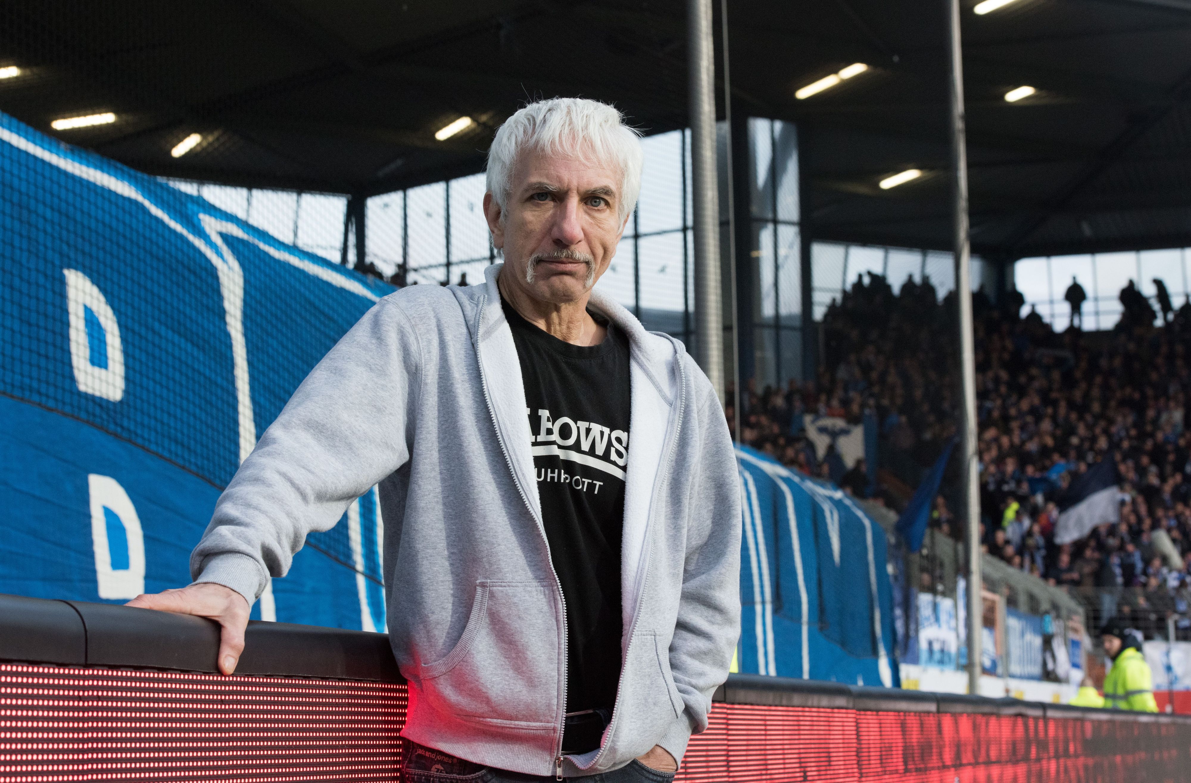Der Schauspieler Ralf Richter steht vor dem Spiel der 2. Bundesliga zwischen dem VfL Bochum und dem 1. FC Heidenheim 1846 im rewirpower Stadion.