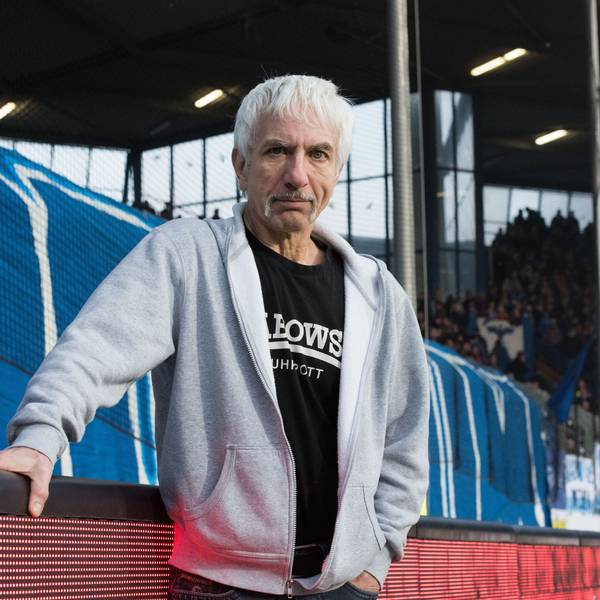 Der Schauspieler Ralf Richter steht vor dem Spiel der 2. Bundesliga zwischen dem VfL Bochum und dem 1. FC Heidenheim 1846 im rewirpower Stadion.