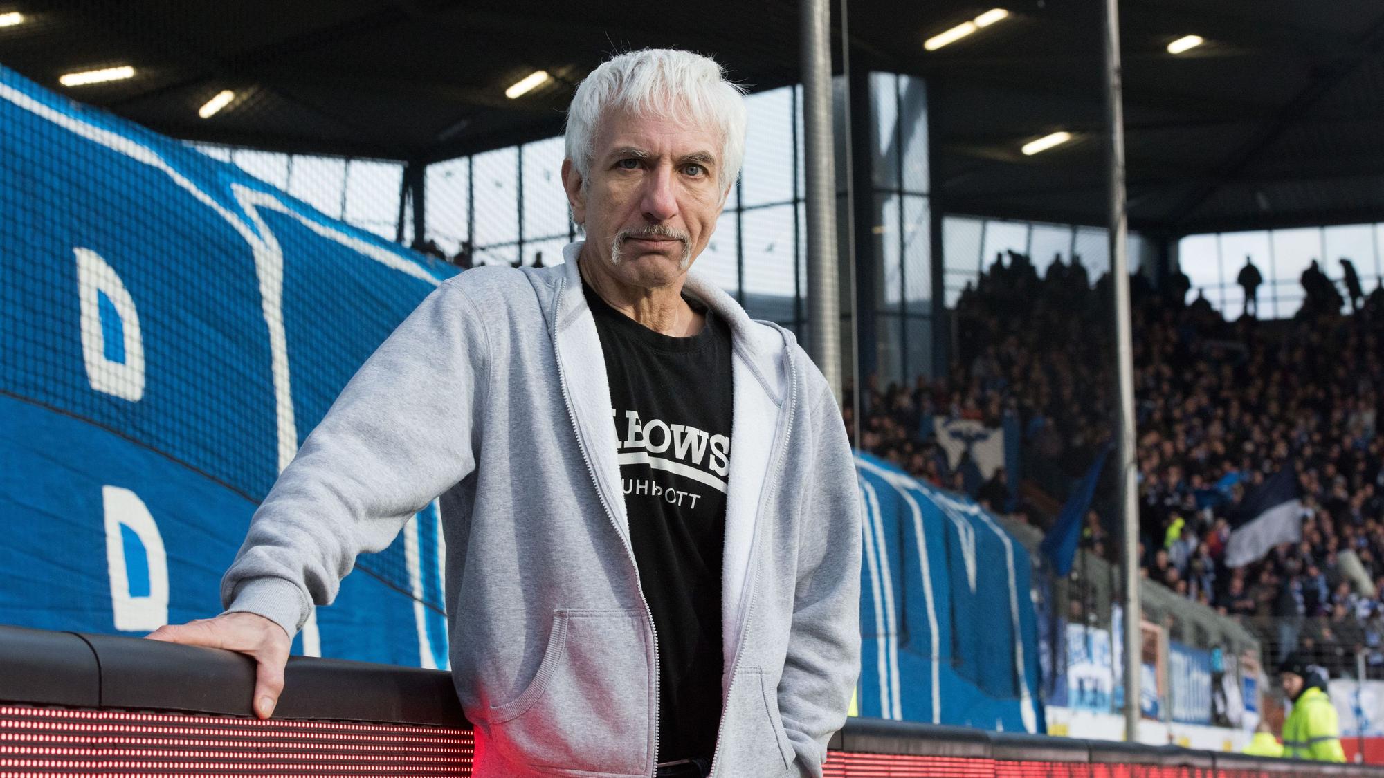 Der Schauspieler Ralf Richter steht vor dem Spiel der 2. Bundesliga zwischen dem VfL Bochum und dem 1. FC Heidenheim 1846 im rewirpower Stadion.
