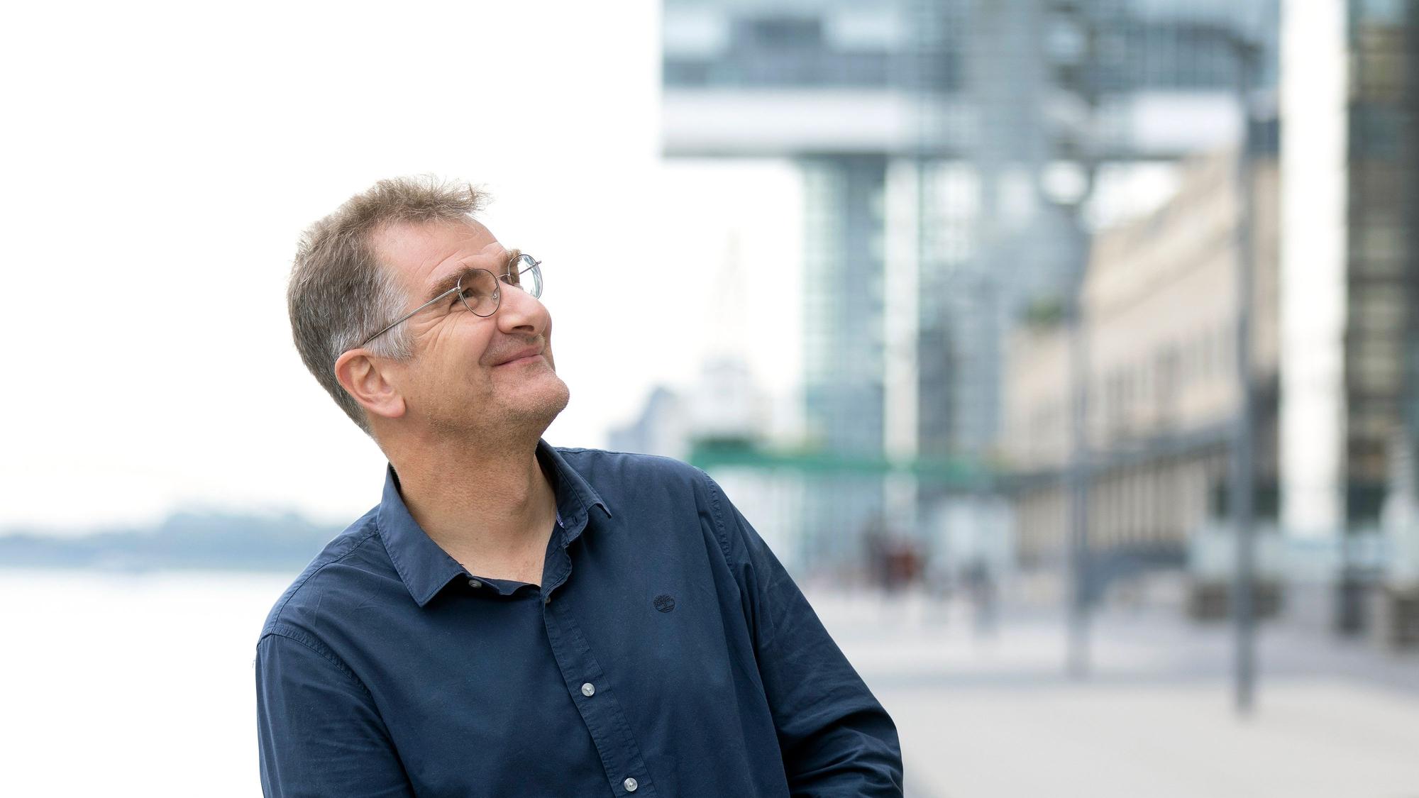 Jürgen Wiebicke, lebt als freier Journalist in seiner Heimatstadt Köln und moderiert seit vielen Jahren „Das philosophische Radio“ auf WDR 5.