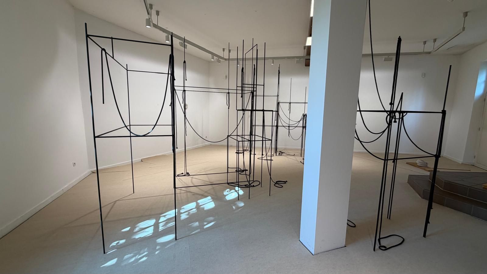 „Es macht total Spaß, das echte Seil so hart werden zu lassen und den Stahl weich werden zu lassen“, sagt der Künstler über die Installation.