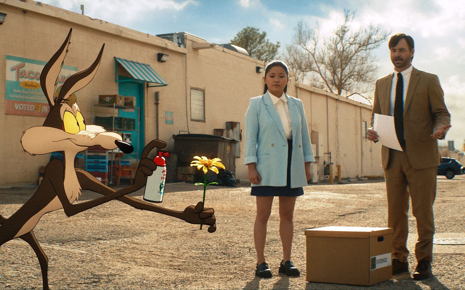 Wile E. Coyote zieht gegen ACME vor Gericht und engagiert dafür den Loser-Anwalt Kevin Avery (Will Forte, mit Lana Condor). (Bild: 2026 Warner Bros. Entertainment)