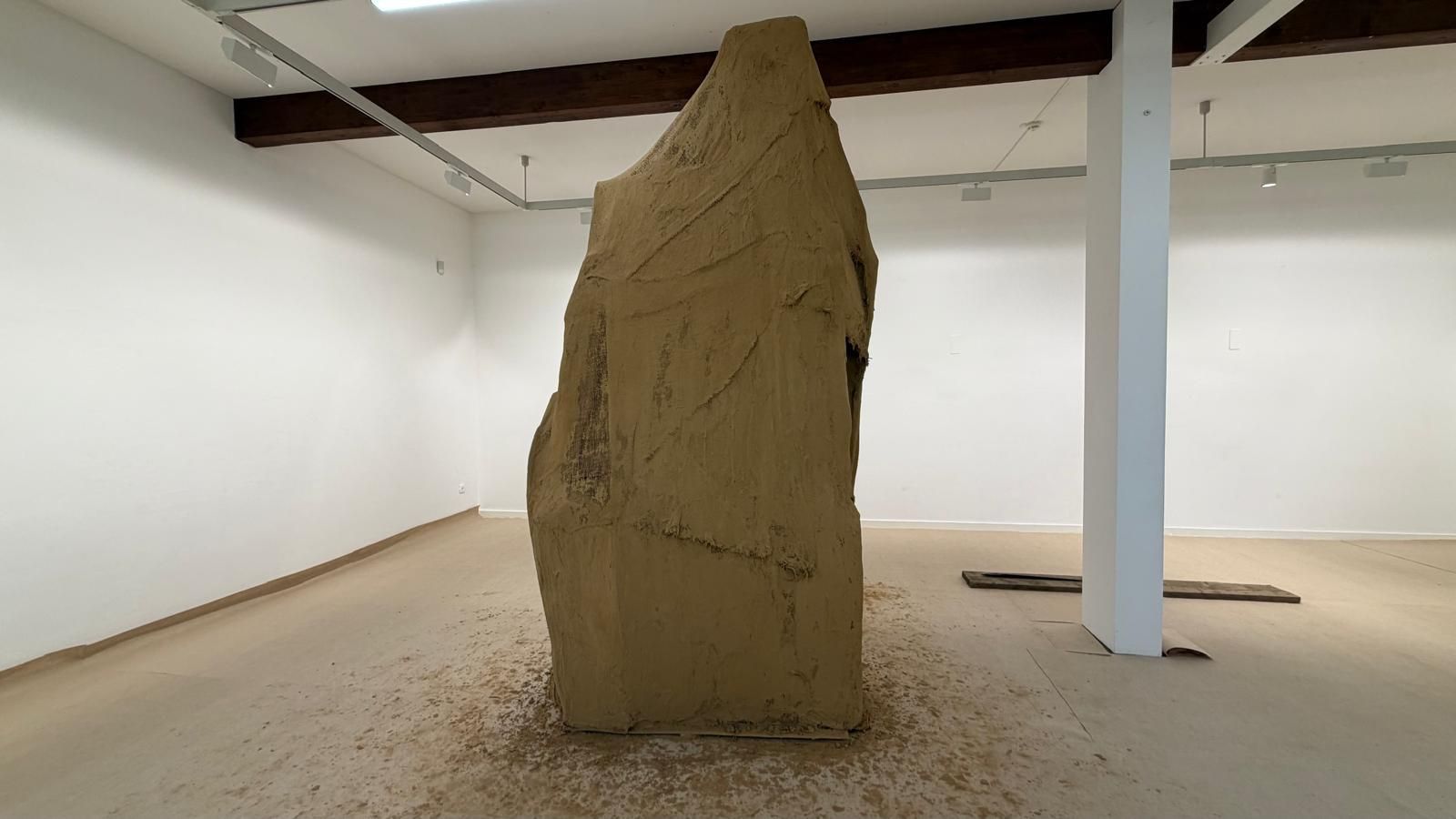Den Lehm trägt Der Künstler auf ein Gerüst aus Jute auf und verändert die Oberfläche immer wieder.
