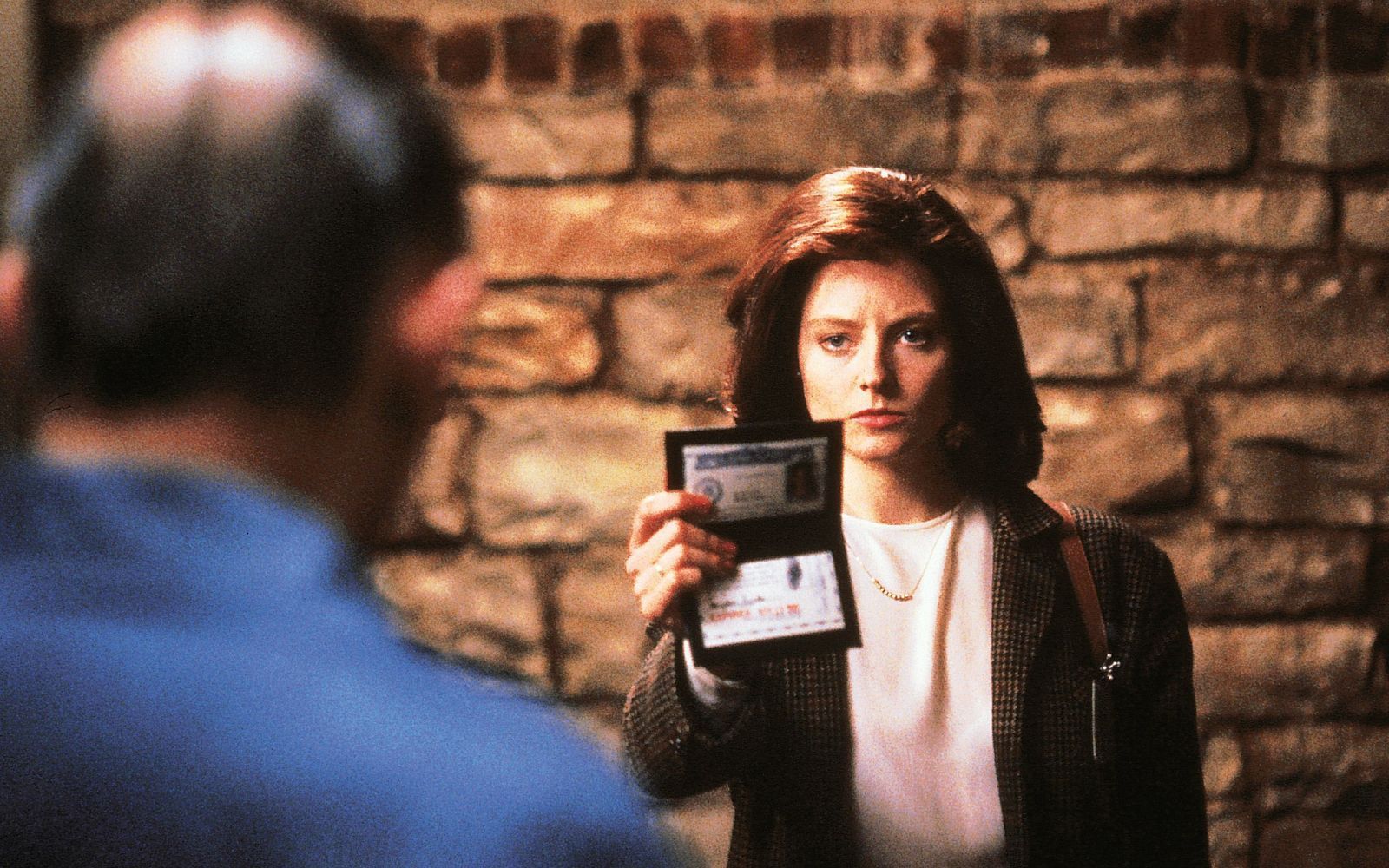 Als ein Serienmörder unerkannt sein Unwesen treibt, setzt das hilflose FBI die hochintelligente Polizeischülerin Clarice Starling (Jodie Foster, Mitte) auf den genialen Psychiater und Mörder Lecter an, um so Hinweise auf das Vorgehen und die Motive von „Buffalo Bill“ zu erhalten. (Bild: RTL / Studio Canal)