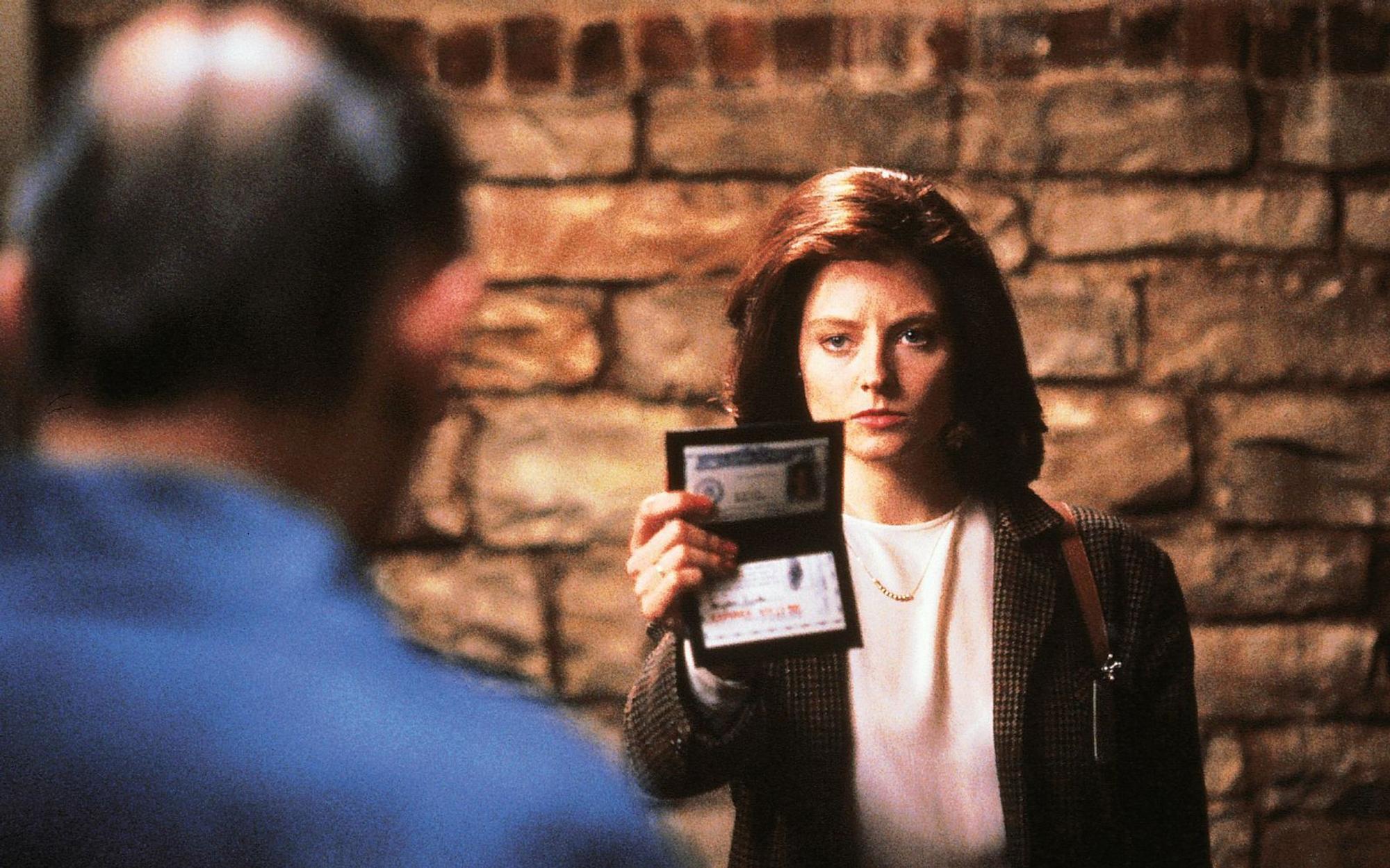 Als ein Serienmörder unerkannt sein Unwesen treibt, setzt das hilflose FBI die hochintelligente Polizeischülerin Clarice Starling (Jodie Foster, Mitte) auf den genialen Psychiater und Mörder Lecter an, um so Hinweise auf das Vorgehen und die Motive von „Buffalo Bill“ zu erhalten. (Bild: RTL / Studio Canal)