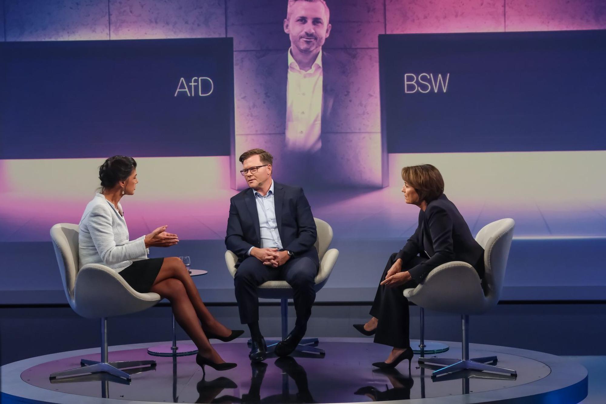 Sandra Maischberger (rechts) empfing Sahra Wagenknecht und Carsten Schneider zu einer kontrovers geführten Diskussion. (Bild: WDR / Oliver Ziebe)