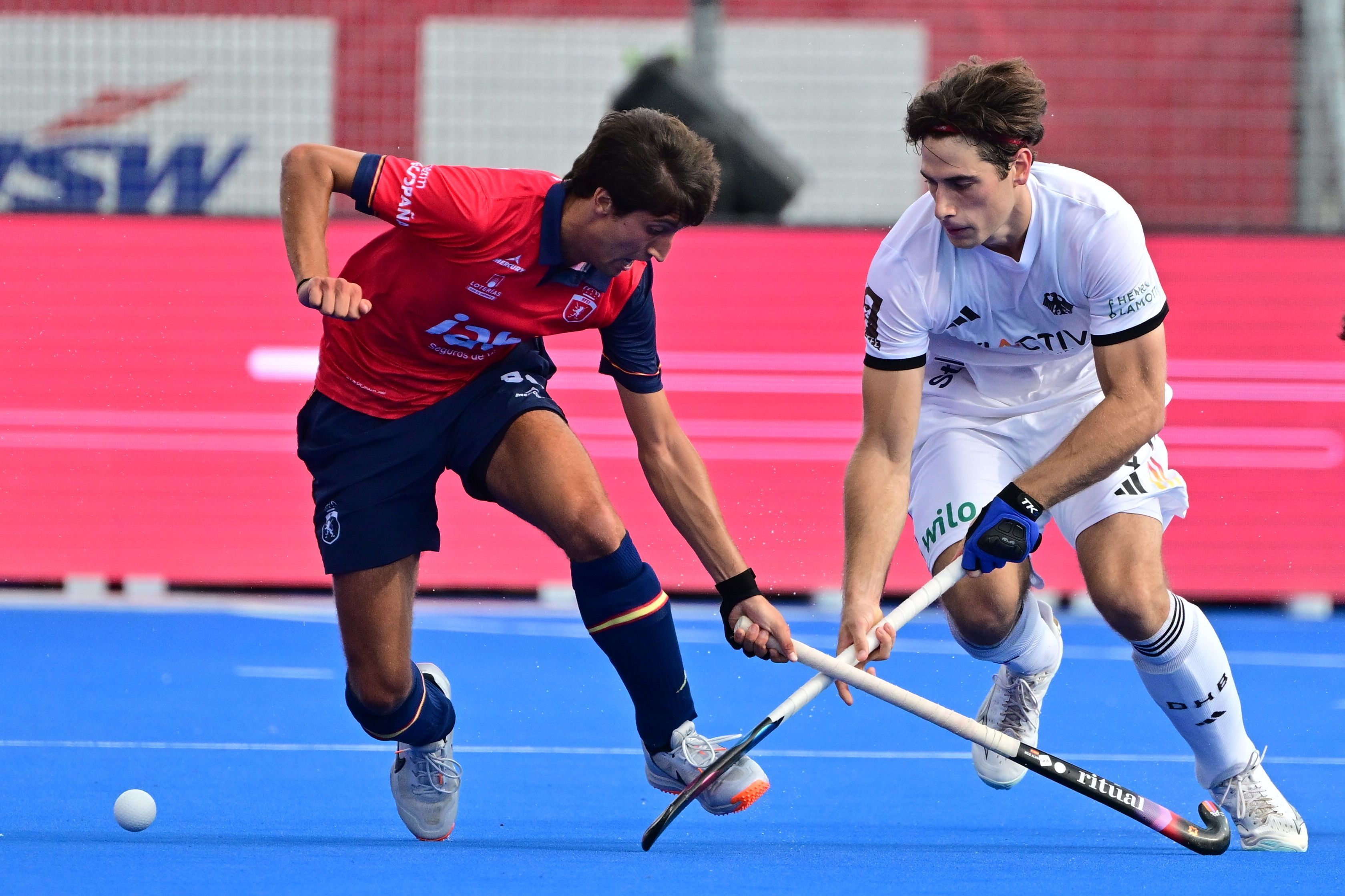 30.08.2026, Belgien, Wavre: Hockey, Männer: WM, Spanien - Deutschland, Finalrunde, Finale, Spaniens Nicolas Alvarez und German Jakob Brilla (r) in Aktion. Foto: Dirk Waem//dpa +++ dpa-Bildfunk +++