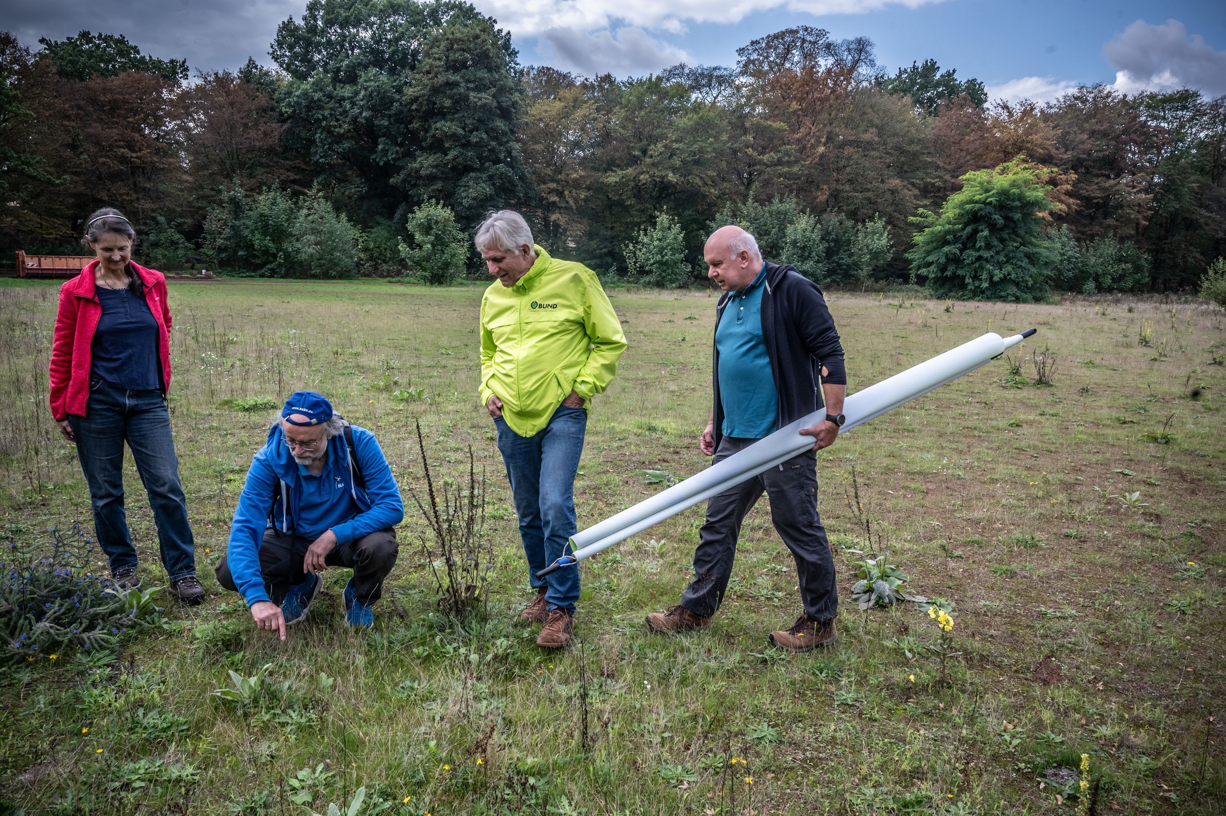 Regine Kossler (rat), Hans-Martin Kochanek (blau), Wolfgang Heep (gelb), Dr. Christian Wolf  (Dunkelste Jacke) vom Nabu und BUND auf dem Platz des BV Wiesdorf im Stadtprk: Ralf Krieger