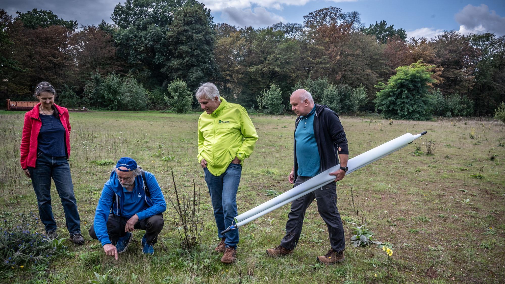 Regine Kossler (rat), Hans-Martin Kochanek (blau), Wolfgang Heep (gelb), Dr. Christian Wolf (Dunkelste Jacke) vom Nabu und BUND auf dem Platz des BV Wiesdorf im Stadtprk: Ralf Krieger