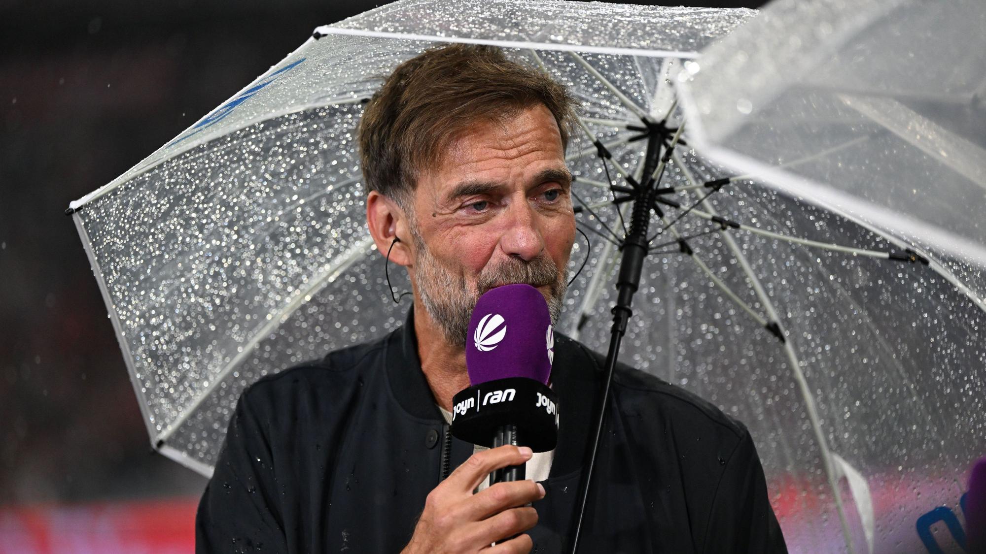 Bundestrainer Jürgen Klopp spricht während des Interviews.