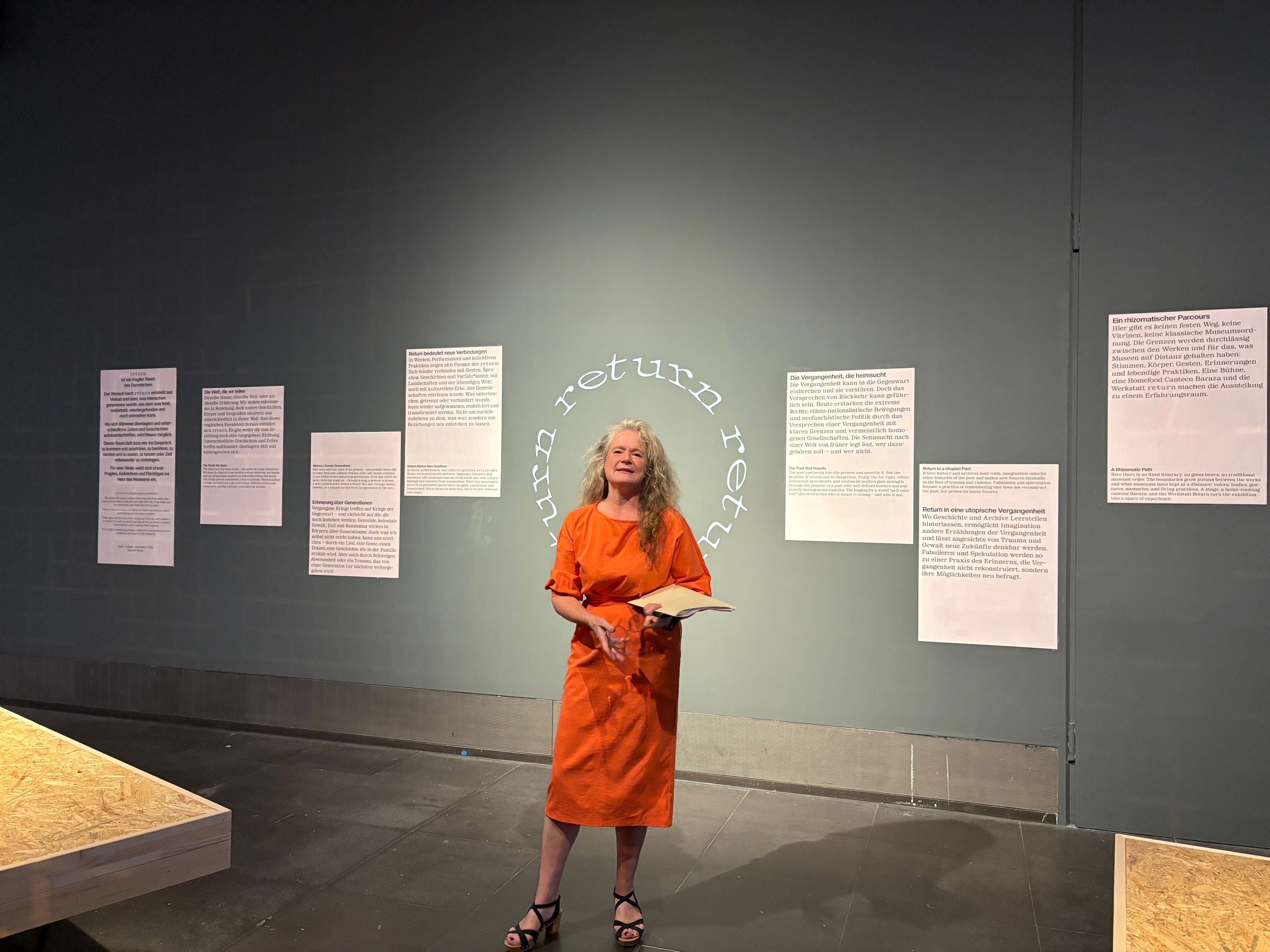 Museumsdirektorin und Kuratorin Nanette Snoep gibt eine Führung durch die Ausstellung.