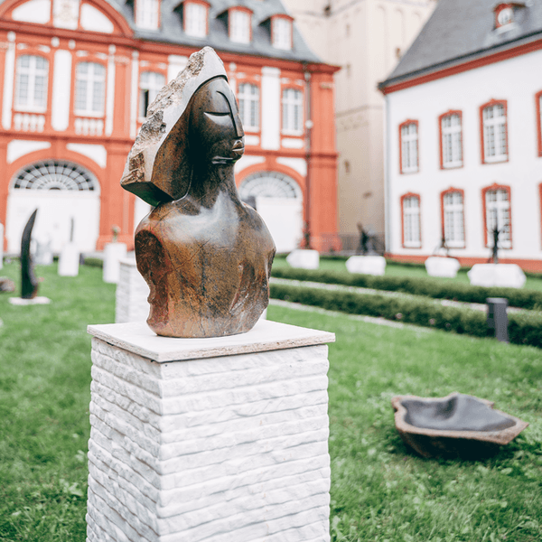 Aufd em Bild ist eine Skulptur an der Abtei Brauweiler zu sehen.