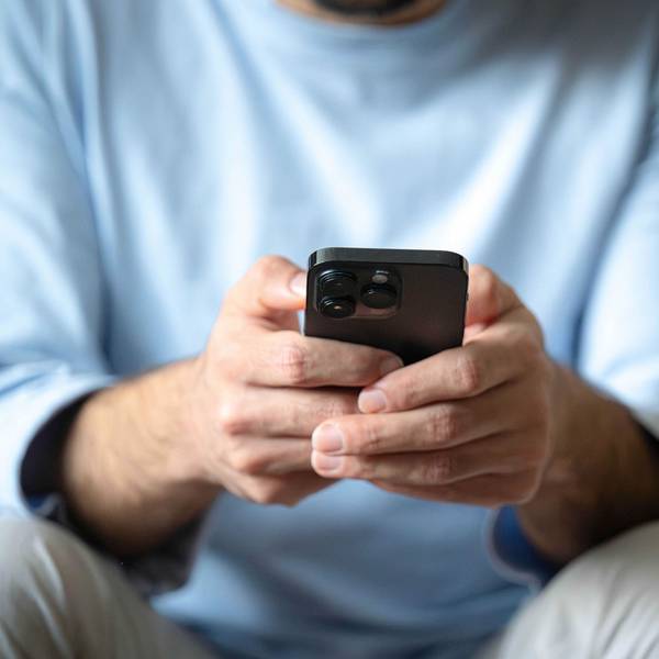Mann mit Smartphone in den Händen