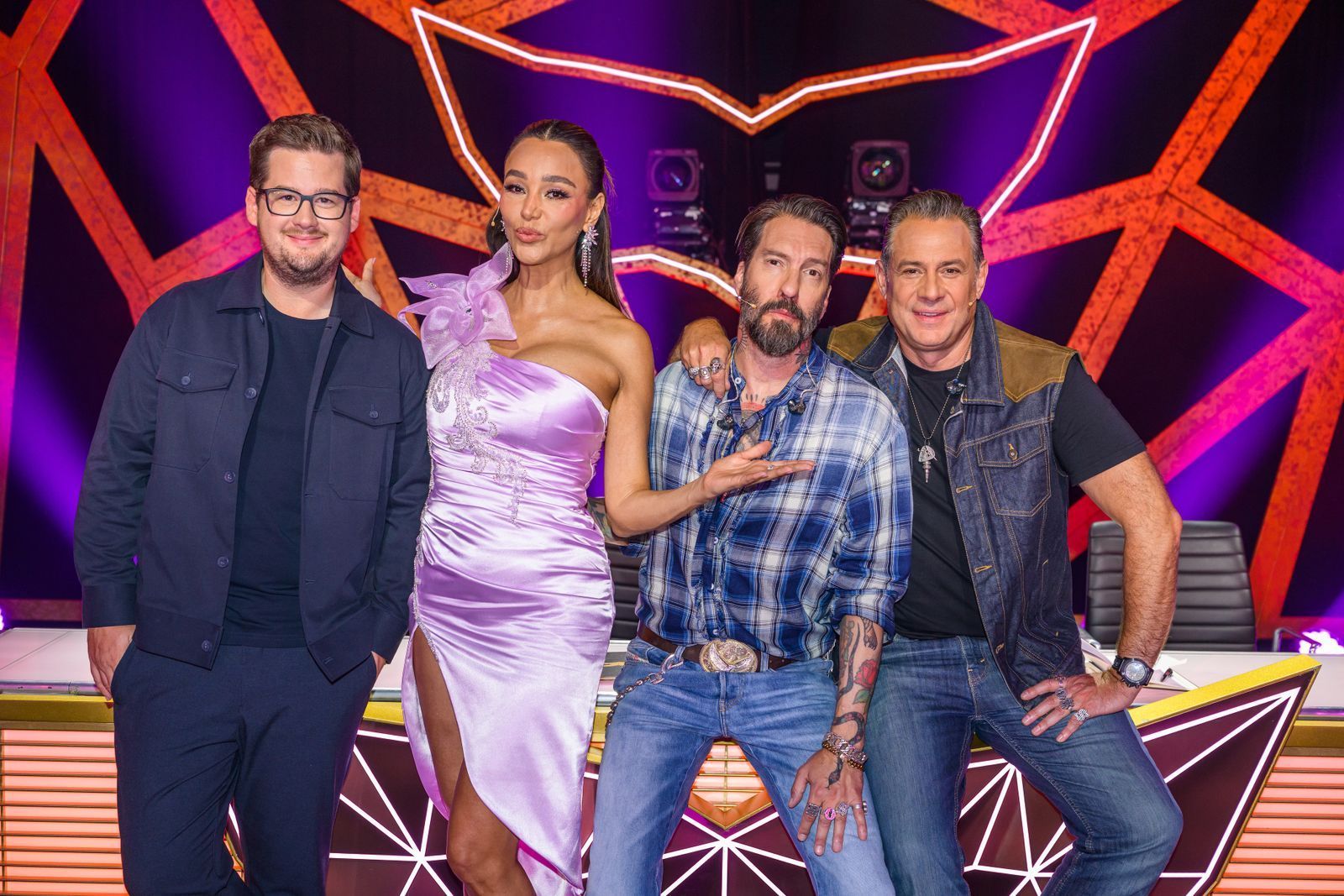 Schwere Aufgabe: Die Ratecrew mit Chris Tall (von links), Verona Pooth und den Rategästen Alec Völkel und Sascha Vollmer von The BossHoss musste die Promis unter den Masken erkennen - und lag wie so oft daneben. (Bild: Joyn/Willi Weber)