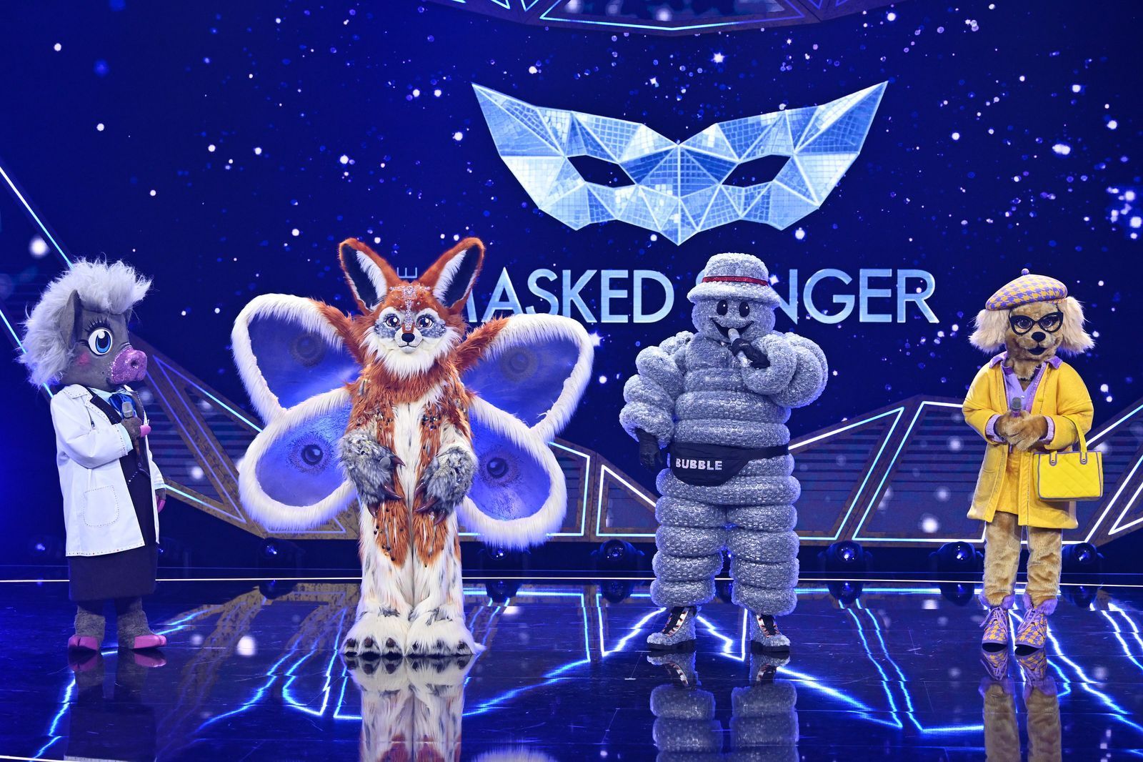 Sie singen und tanzen wieder, aber ein bisschen anders. In der ersten Show von „The Masked Singer“ (ProSieben) traten Prof. Dr. Dr Schweinstein, Momo, Bubble und Emily Wau (von links) auf. Für zwei von ihnen war der „Maskenball“ gleich wieder beendet. (Bild: Joyn/Willi Weber)