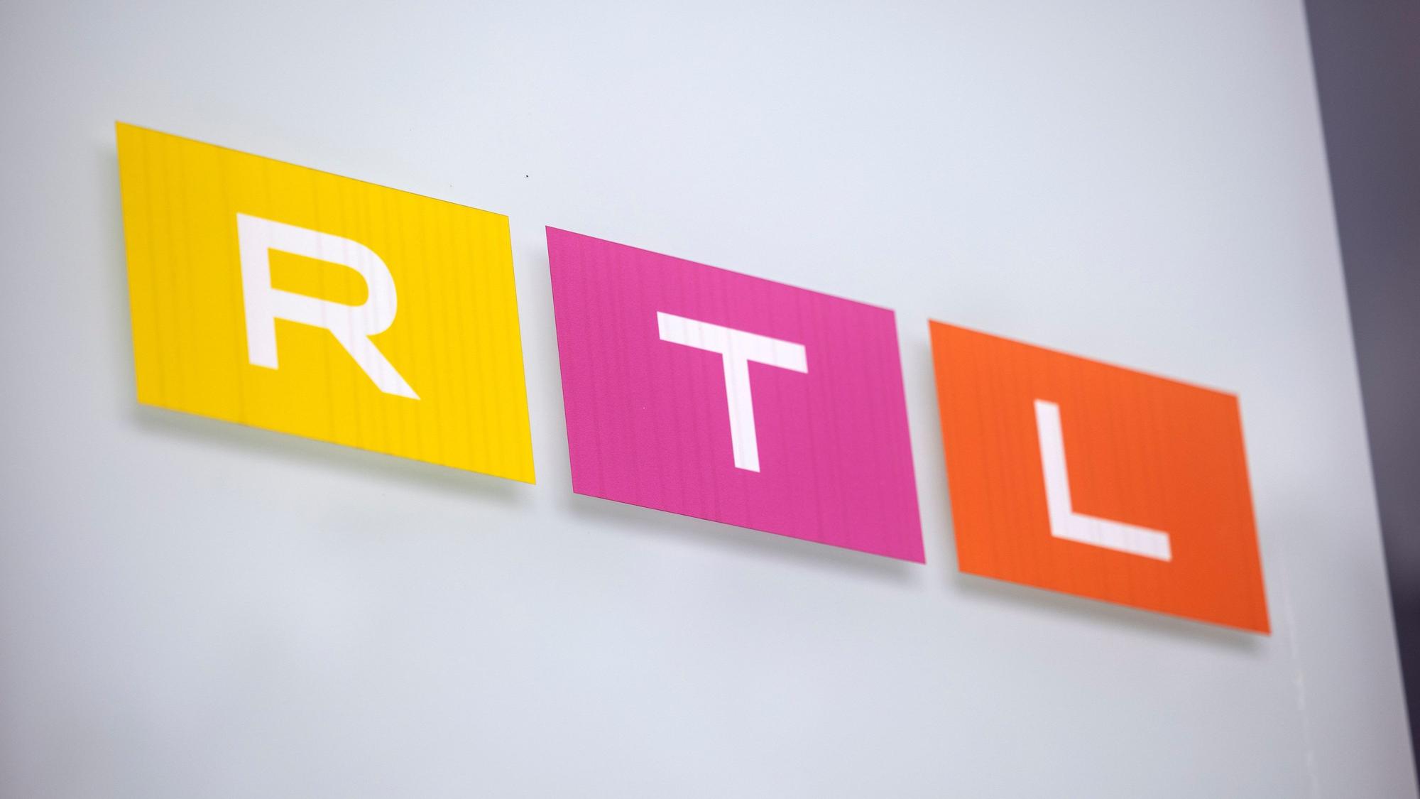 Das Logo des Fernsehsenders RTL ist auf einem Hinweisschild vor dem Gebäude des Sendezentrums in Köln zu sehen.