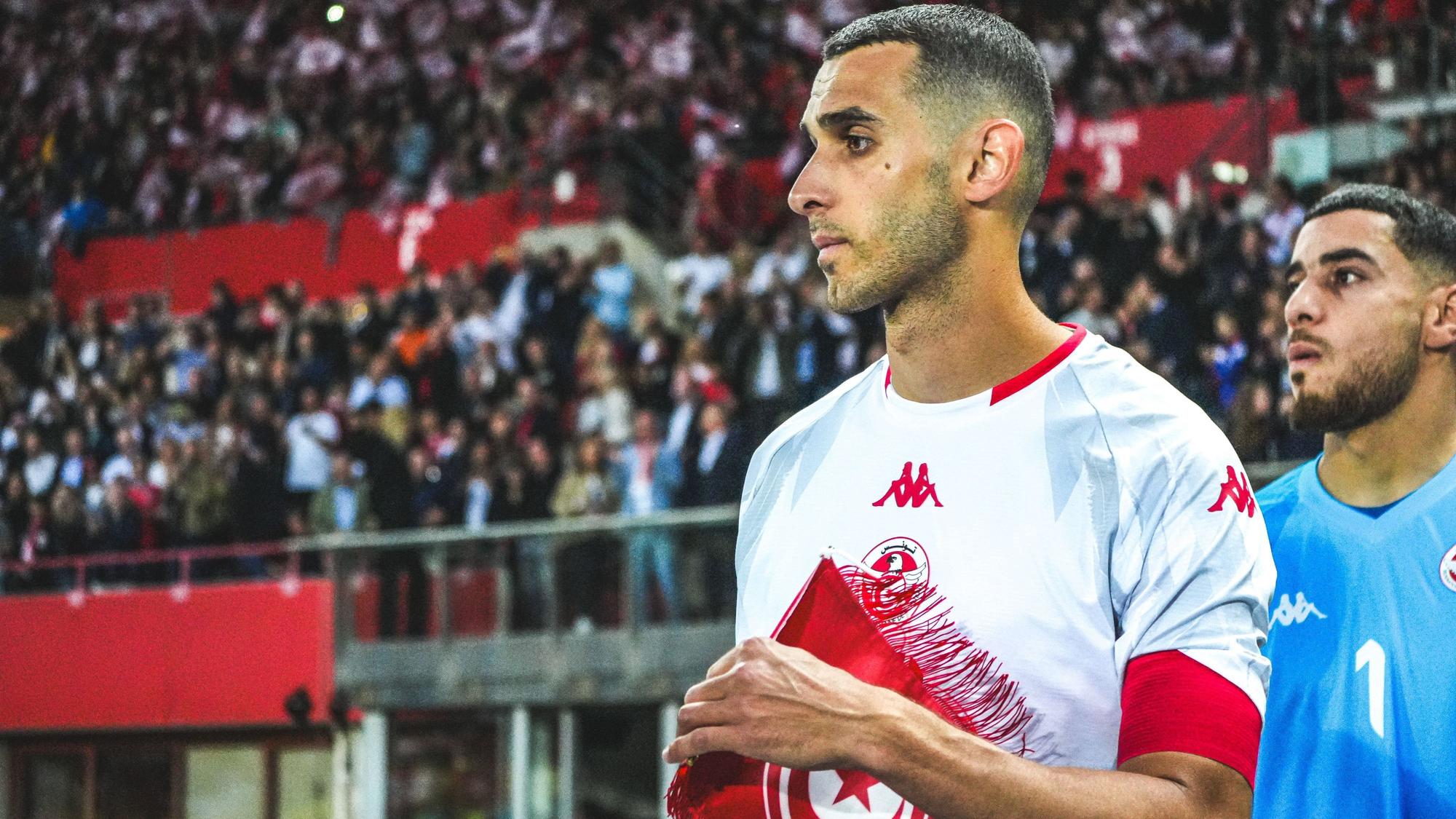 Ellyes Skhiri kommt mit Tunesien-Wimpel auf den Platz.