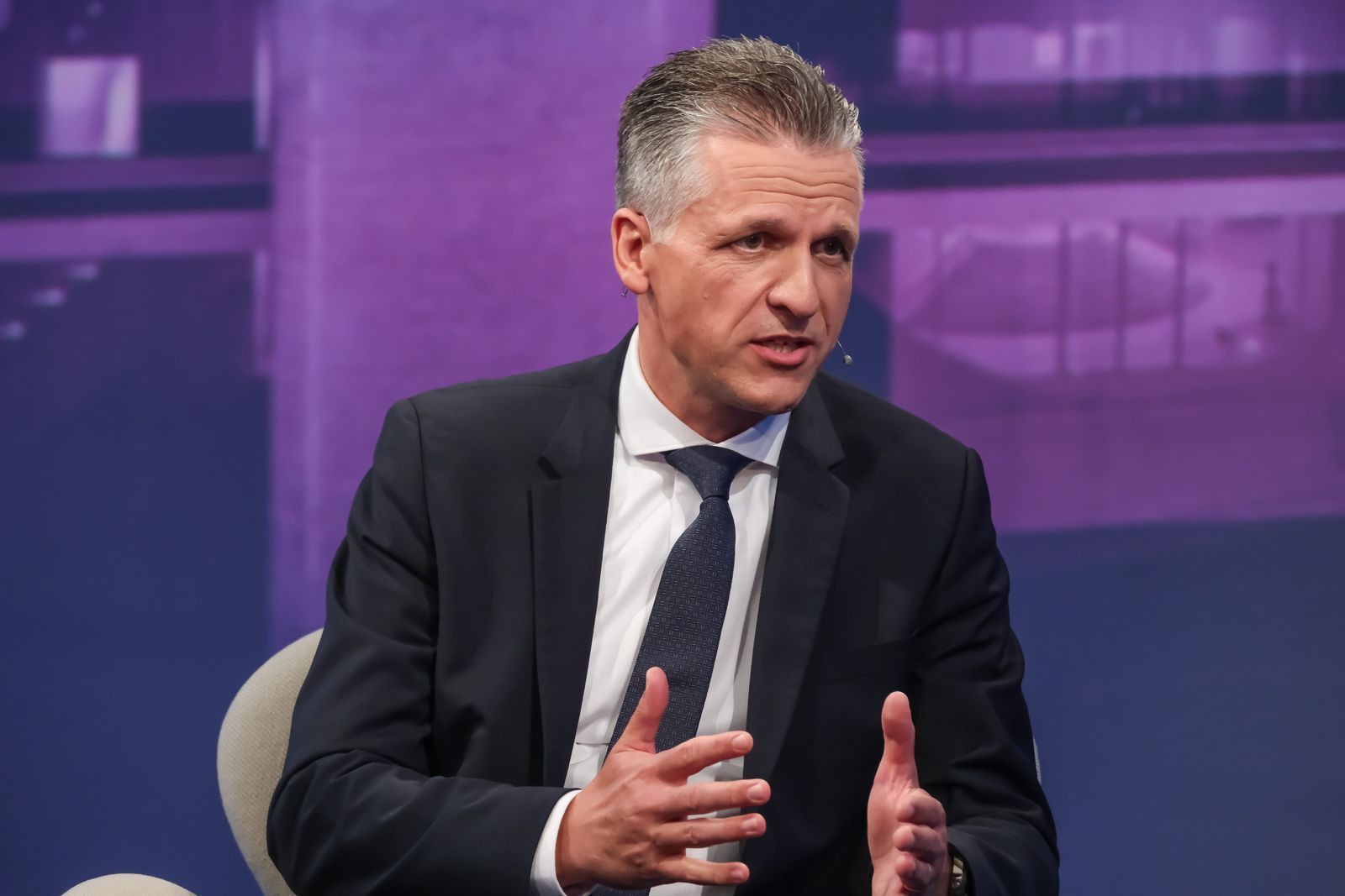 Unionsfraktionschef Thorsten Frei stellte bei „Maischberger“ bald sinkende Benzinpreise in Aussicht. (Bild: WDR / Oliver Ziebe)