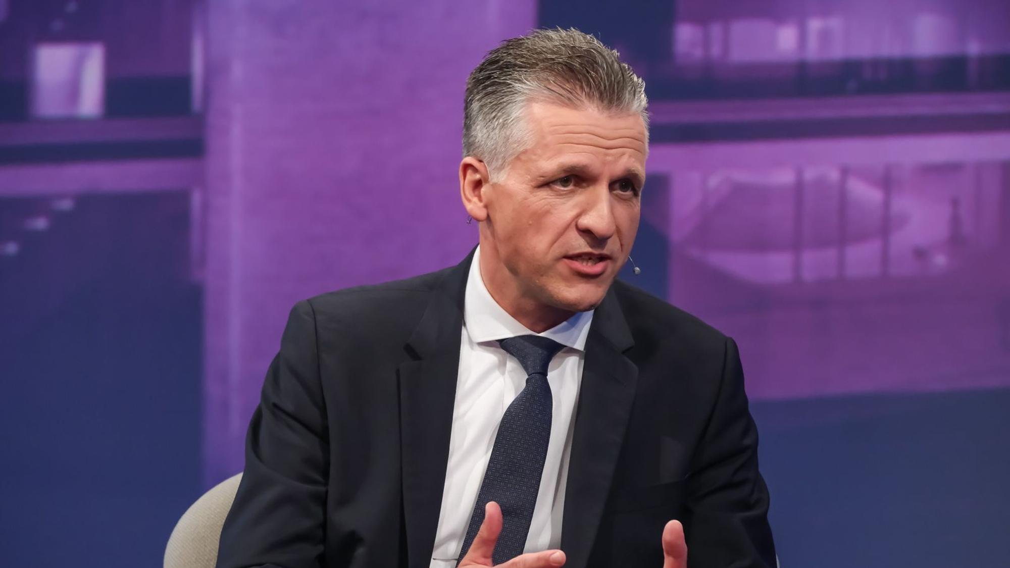 Unionsfraktionschef Thorsten Frei stellte bei „Maischberger“ bald sinkende Benzinpreise in Aussicht. (Bild: WDR / Oliver Ziebe)