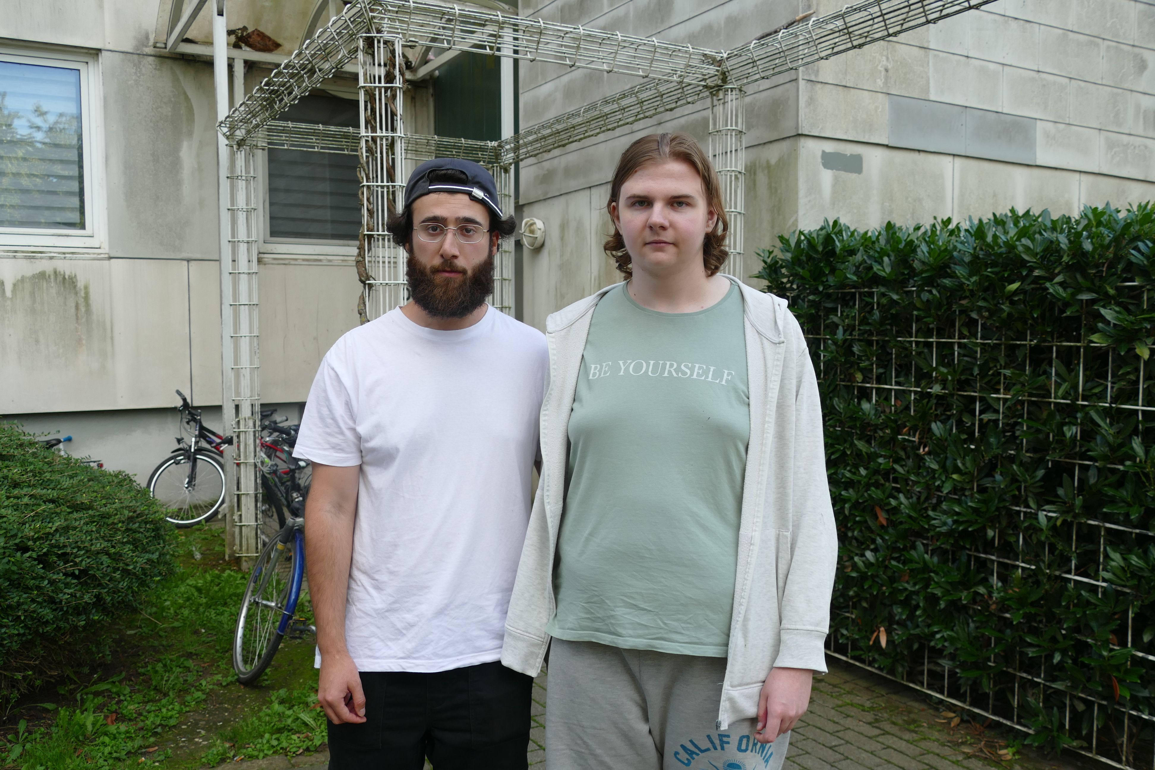 Das Hochhaus Adendorfer Straße 6 ist das Zuhause von Sehymus Celik (r.) und Justin Walter. Nur wohl fühlen sie sich dort nicht mehr.