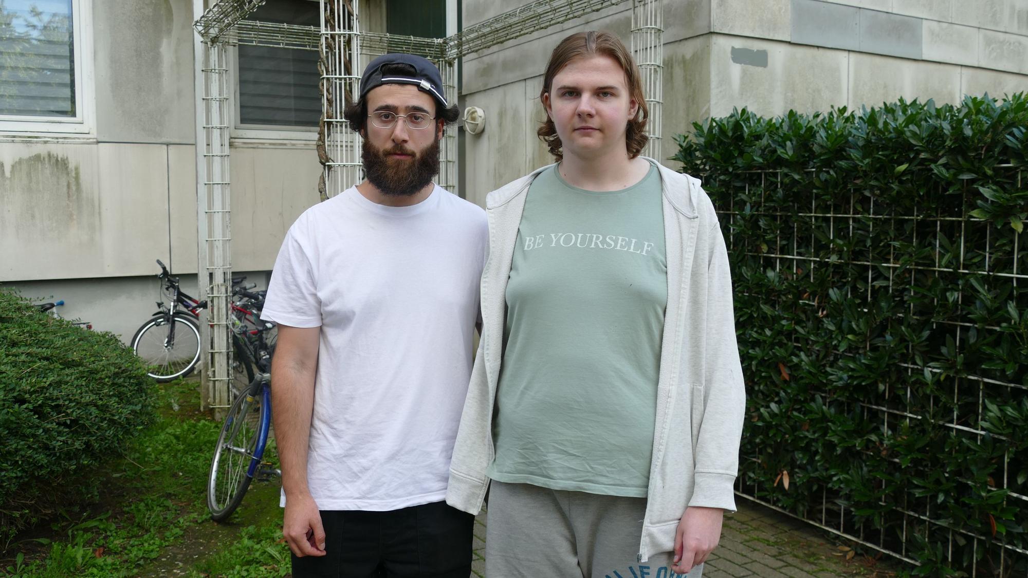 Das Hochhaus Adendorfer Straße 6 ist das Zuhause von Sehymus Celik (r.) und Justin Walter. Nur wohl fühlen sie sich dort nicht mehr.