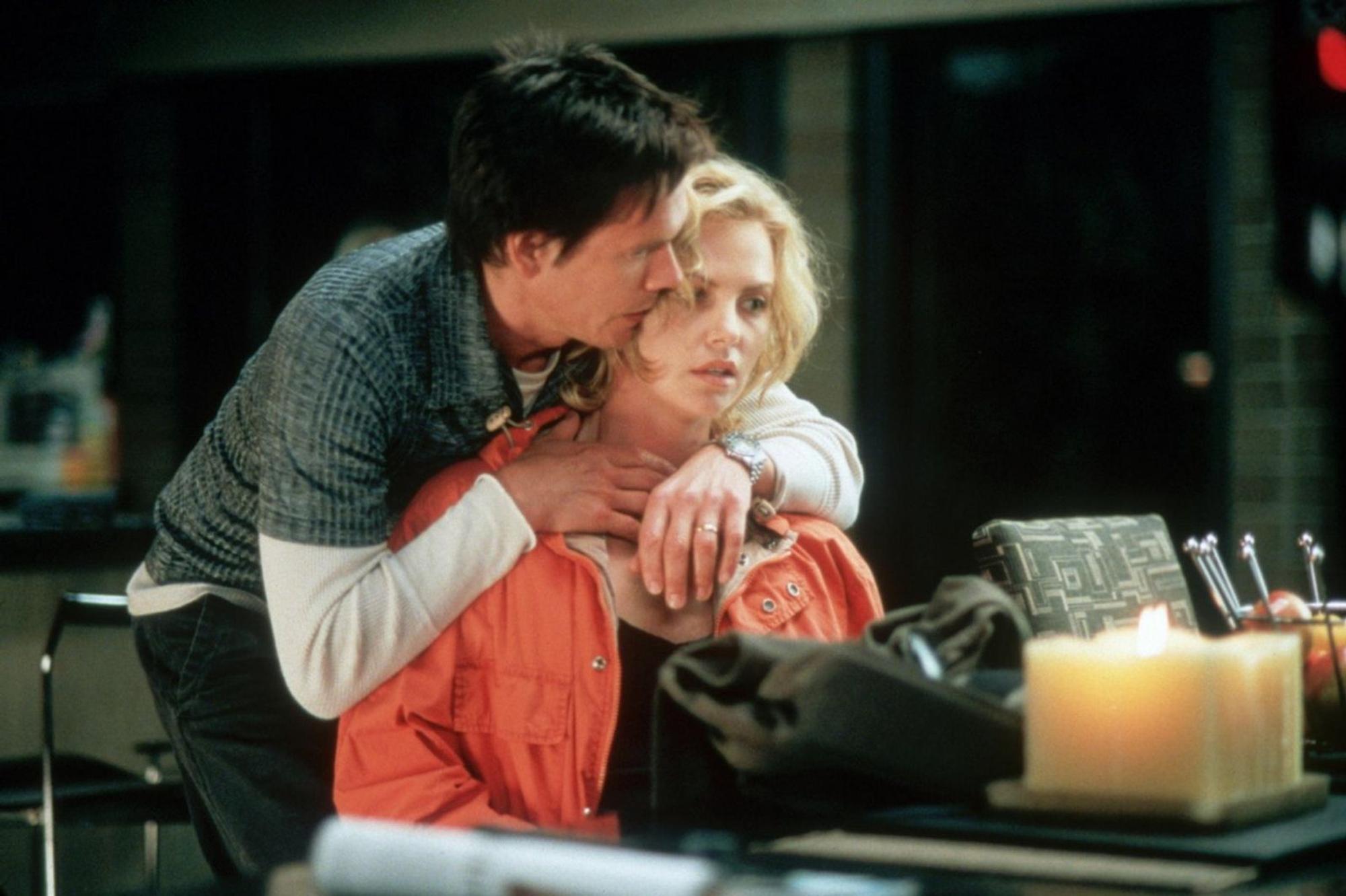 Machtspiele: Kidnapper Joe Hickey (Kevin Bacon) hat an der Arztgattin Karen (Charlize Theron) Gefallen gefunden. (Bild: Columbia TriStar Pictures)