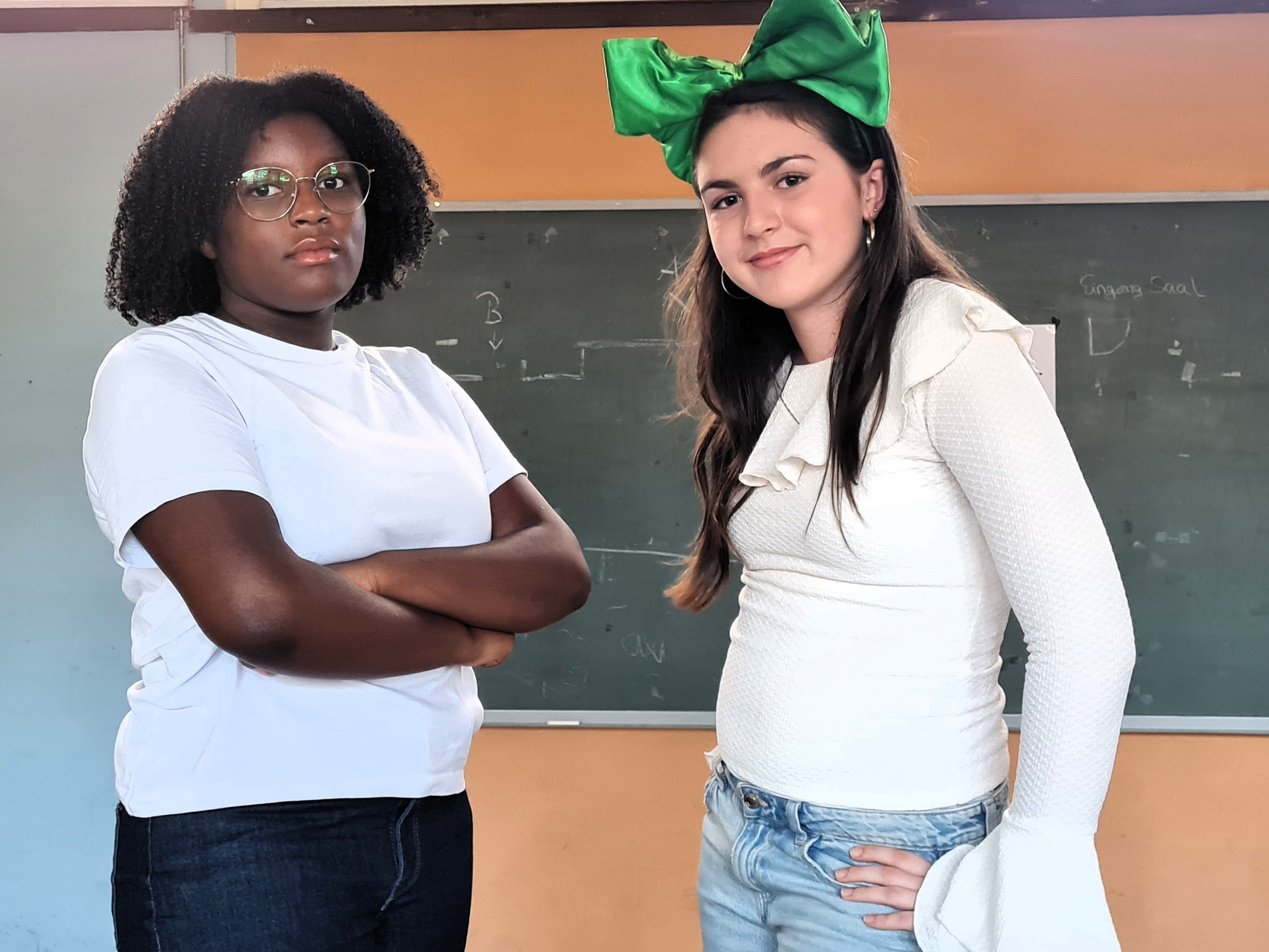 Die Zauberin von Oz (Youveline Sain, links) war schon mal besser gelaunt, mit Dorothy (Maya Eschmann).