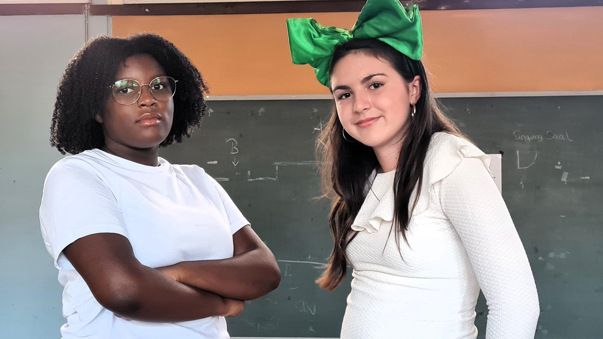 Die Zauberin von Oz (Youveline Sain, links) war schon mal besser gelaunt, mit Dorothy (Maya Eschmann).