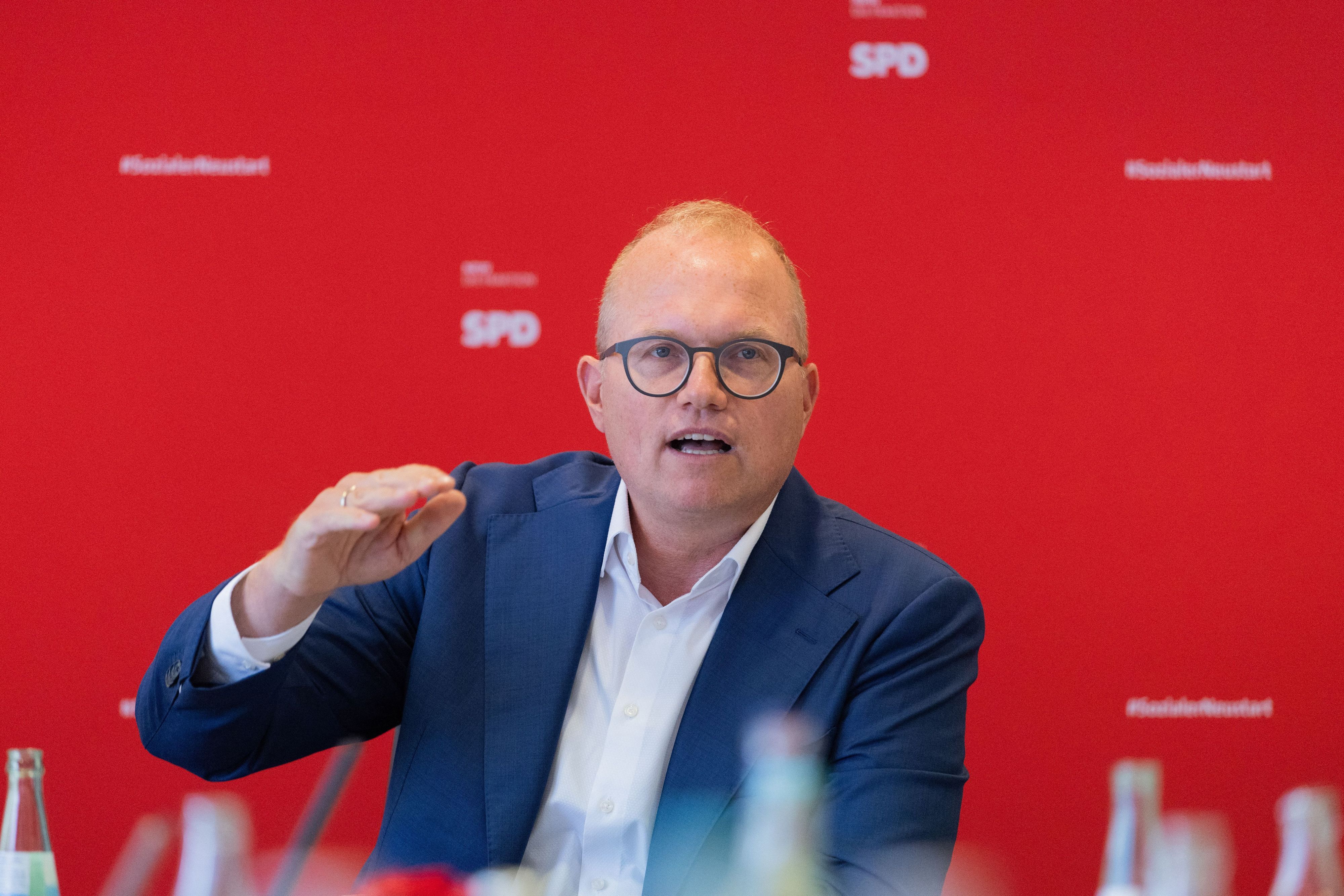 Jochen Ott , Vorsitzender der SPD-Fraktion in Nordrhein-Westfalen, Oppositionsführer und Spitzenkandidat für die Landtagswahl 2027, ordert eine bundeseinheitliche Lösung zur Kostenbeteiligung der Fußballvereine.