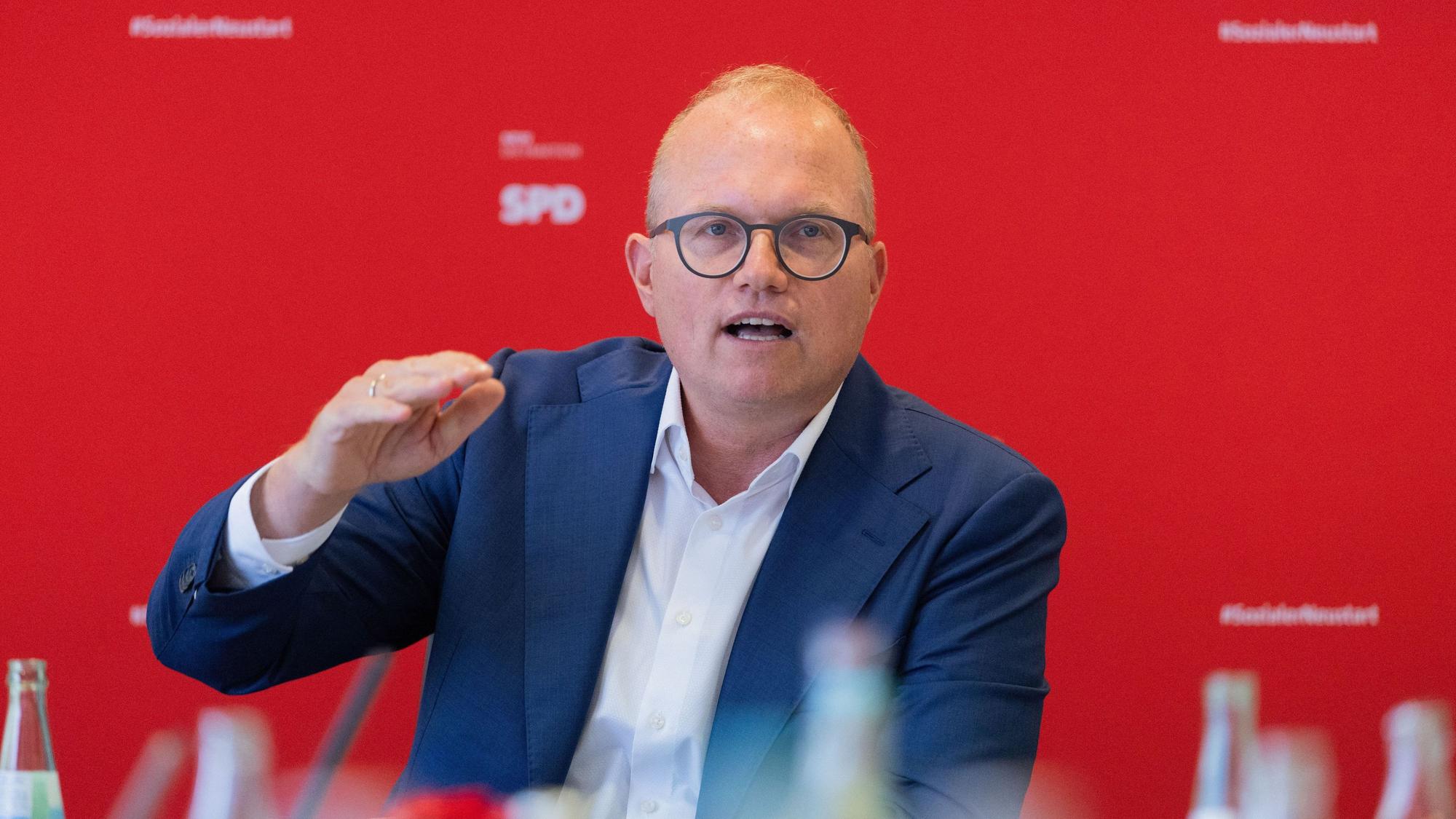 Jochen Ott , Vorsitzender der SPD-Fraktion in Nordrhein-Westfalen, Oppositionsführer und Spitzenkandidat für die Landtagswahl 2027, ordert eine bundeseinheitliche Lösung zur Kostenbeteiligung der Fußballvereine.