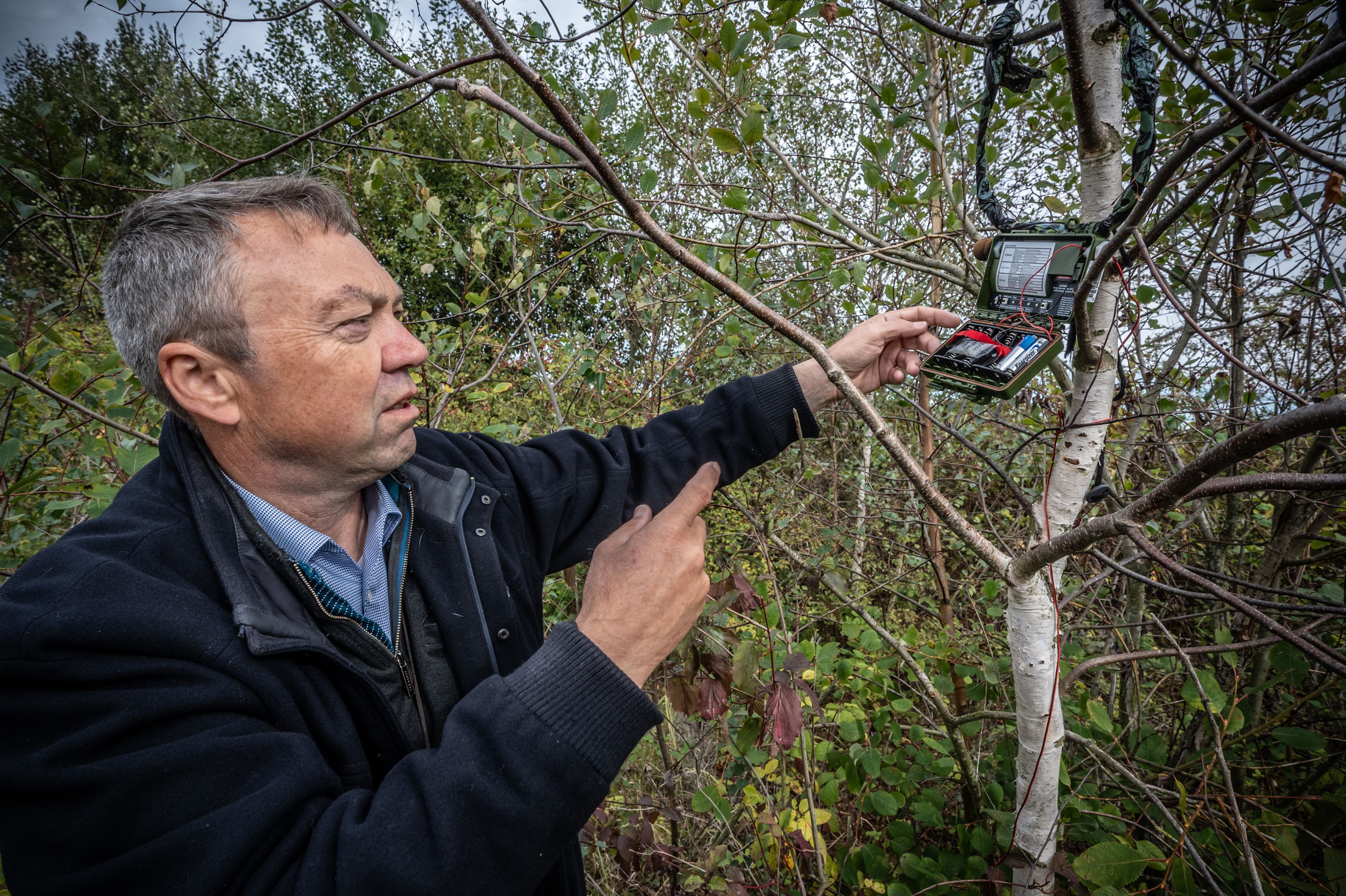 Ornithologe Roger Briesewitz und ein Aufzeichnungsgerät für Vogelstimmen in Hitdorf. Bild: Ralf Krieger