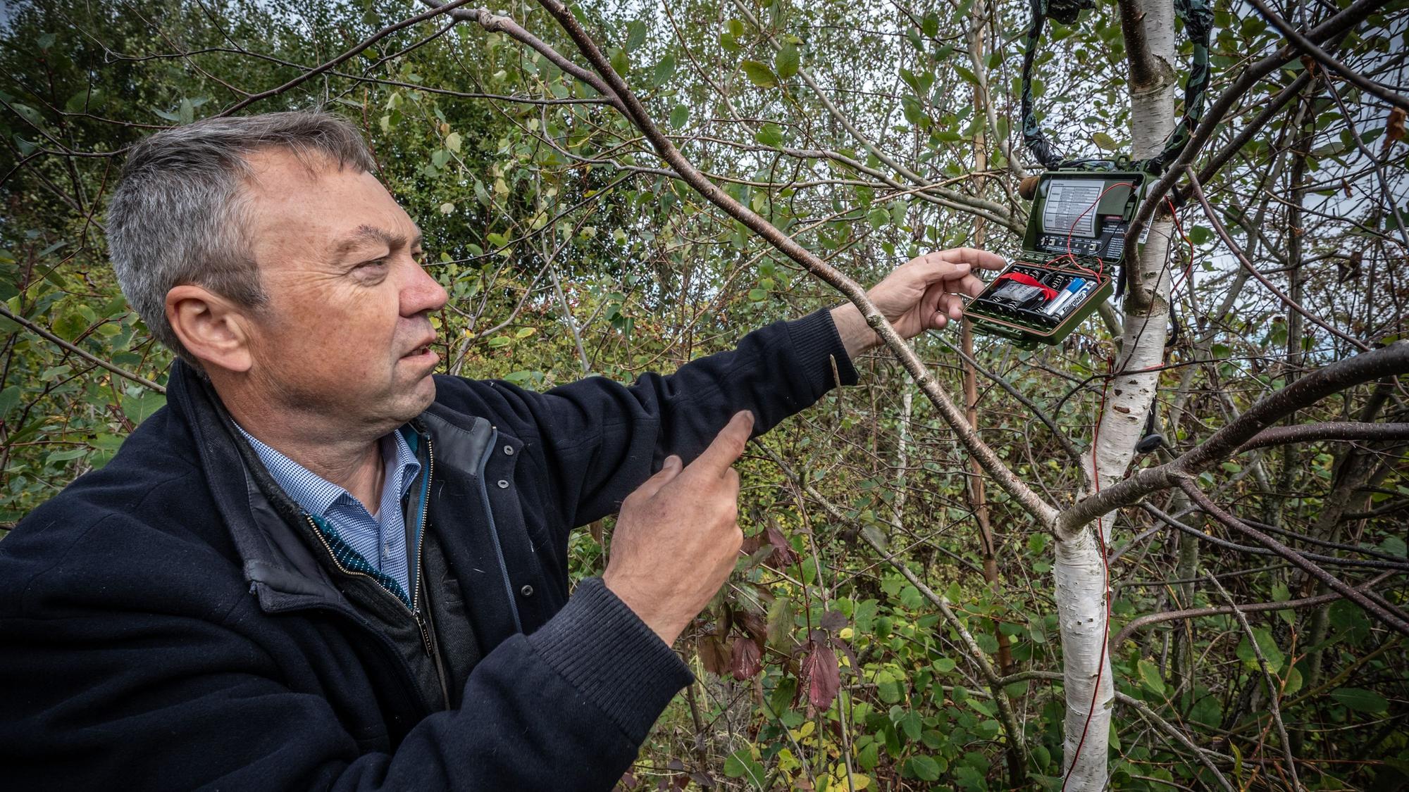 Ornithologe Roger Briesewitz und ein Aufzeichnungsgerät für Vogelstimmen in Hitdorf. Bild: Ralf Krieger