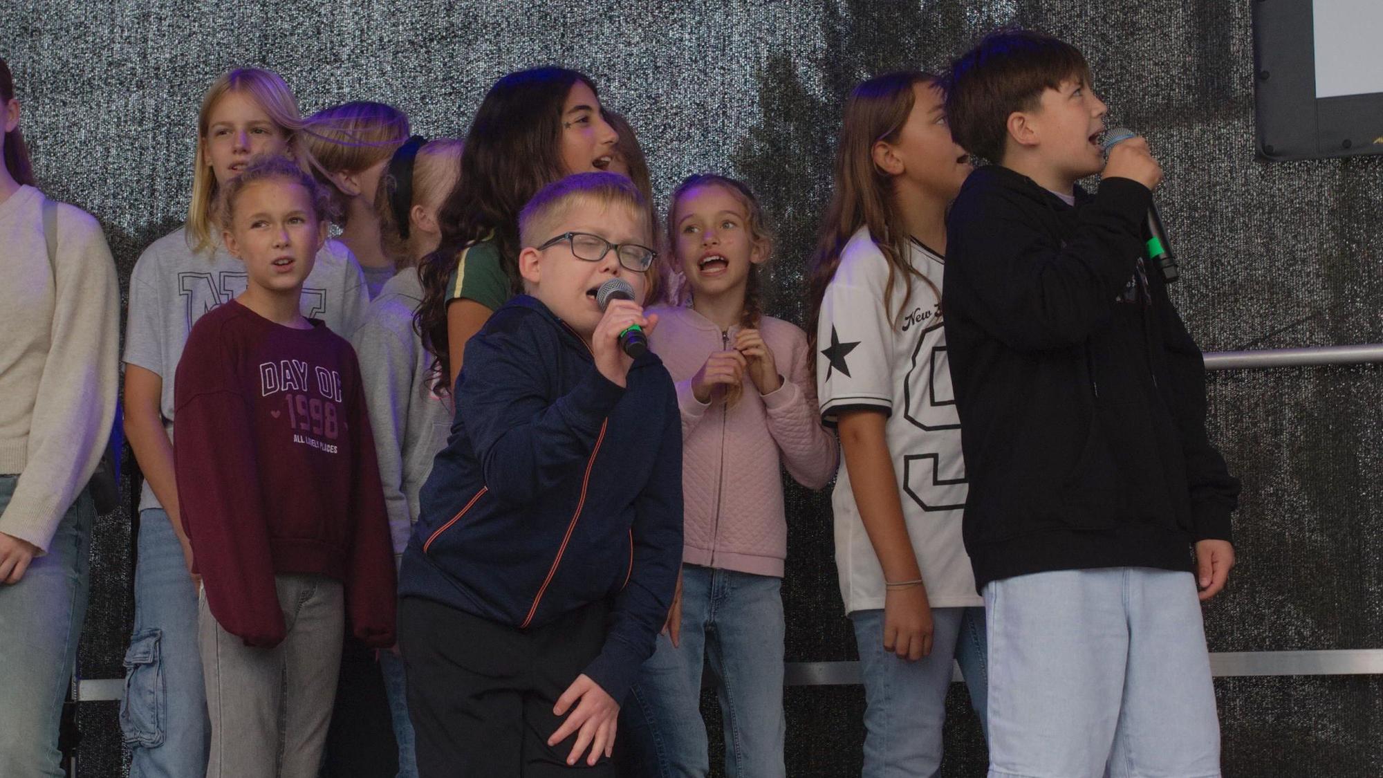 Das Foto zeigt eine Gruppe singener Jugendlicher.