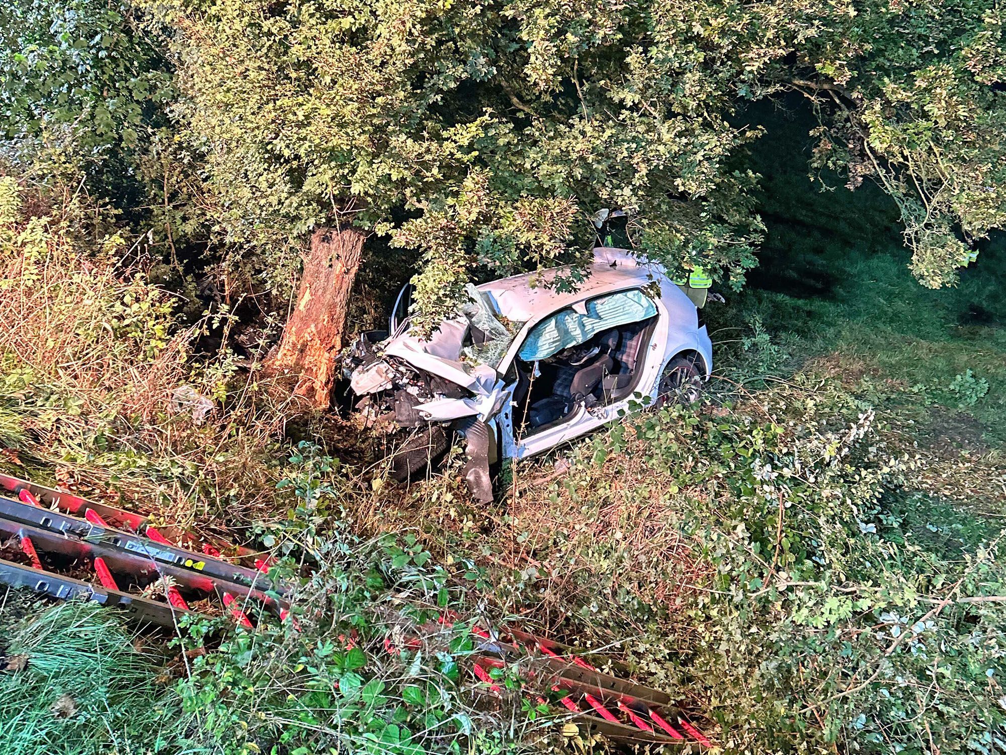 Der Wagen schleuderte von der Fahrbahn und kollidierte mit einem Baum.