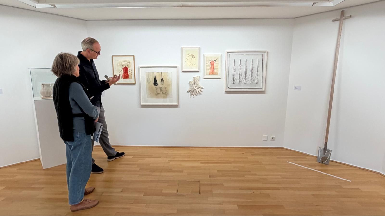 Renate Behla zusammen mit Fritz Emslander, dem Kurator der Ausstellung.