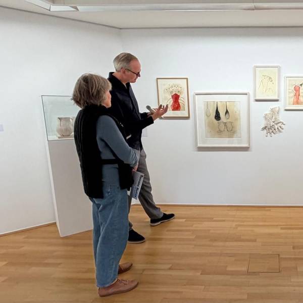 Renate Behla zusammen mit Fritz Emslander, dem Kurator der Ausstellung.