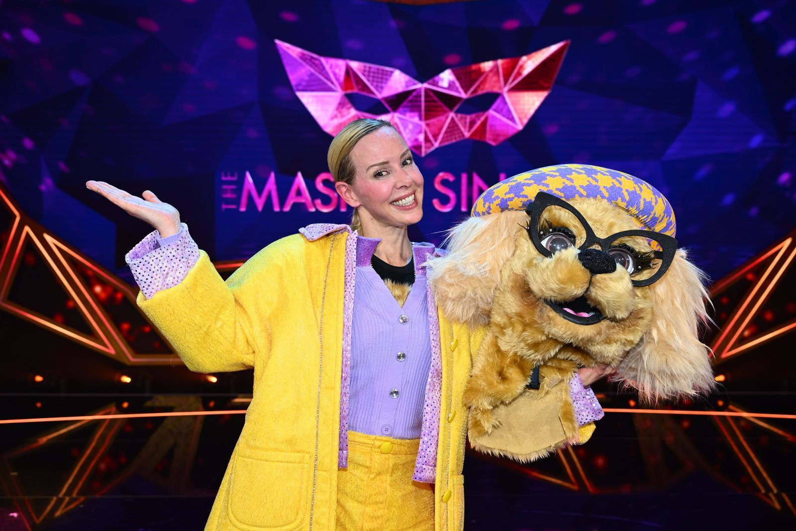 „Es hat so viel Spaß gemacht“: Profitänzerin Isabel Edvardsson wurde als erster Promi enttarnt und musste ihre Maske als Emily Wau lüften. (Bild: Joyn/Willi Weber)