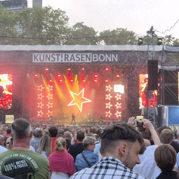 Konzert der Band Brings auf dem Kunstrasen in Bonn 2026.