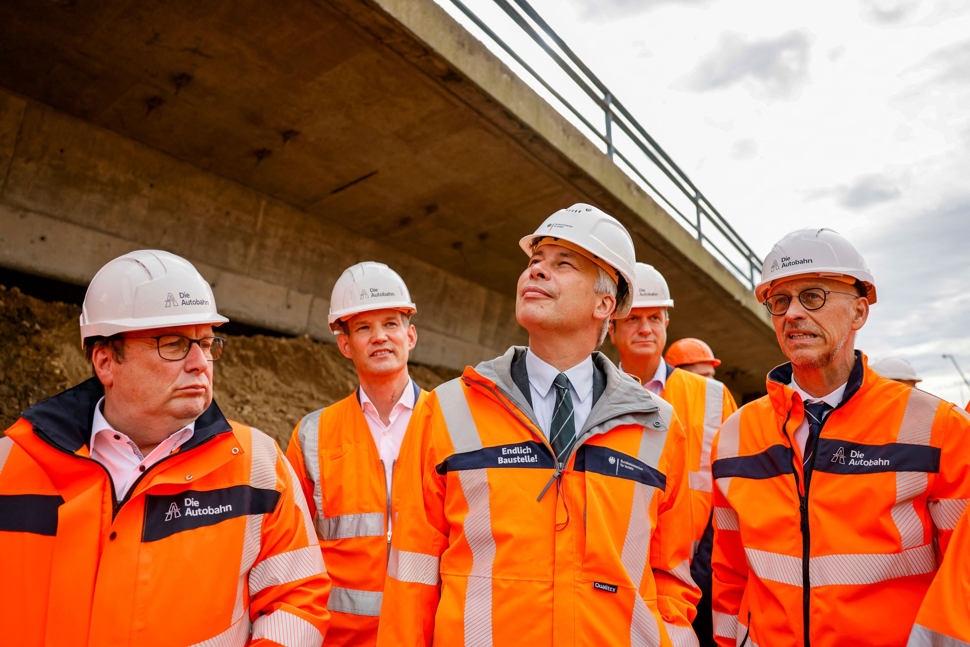 Oliver Krischer (l-r, Bündnis 90/Die Grünen), Minister für Umwelt, Naturschutz und Verkehr von Nordrhein-Westfalen, Hendrik Streeck (CDU), Sucht- und Drogenbeauftragter der Bundesregierung, Steffen Bilger, (CDU), Bundesverkehrsminister, und Dirk Brandenburger, Technischer Geschäftsführer der Autobahn GmbH, besuchen die Baustelle der gesperrten Nordbrücke.