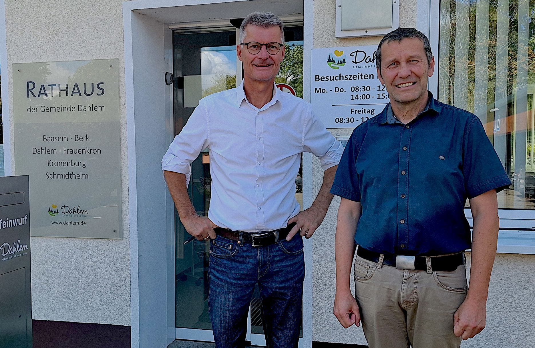 Zwei Männer stehen vor dem Rathaus der Gemeinde Dahlem in Schmidtheim.