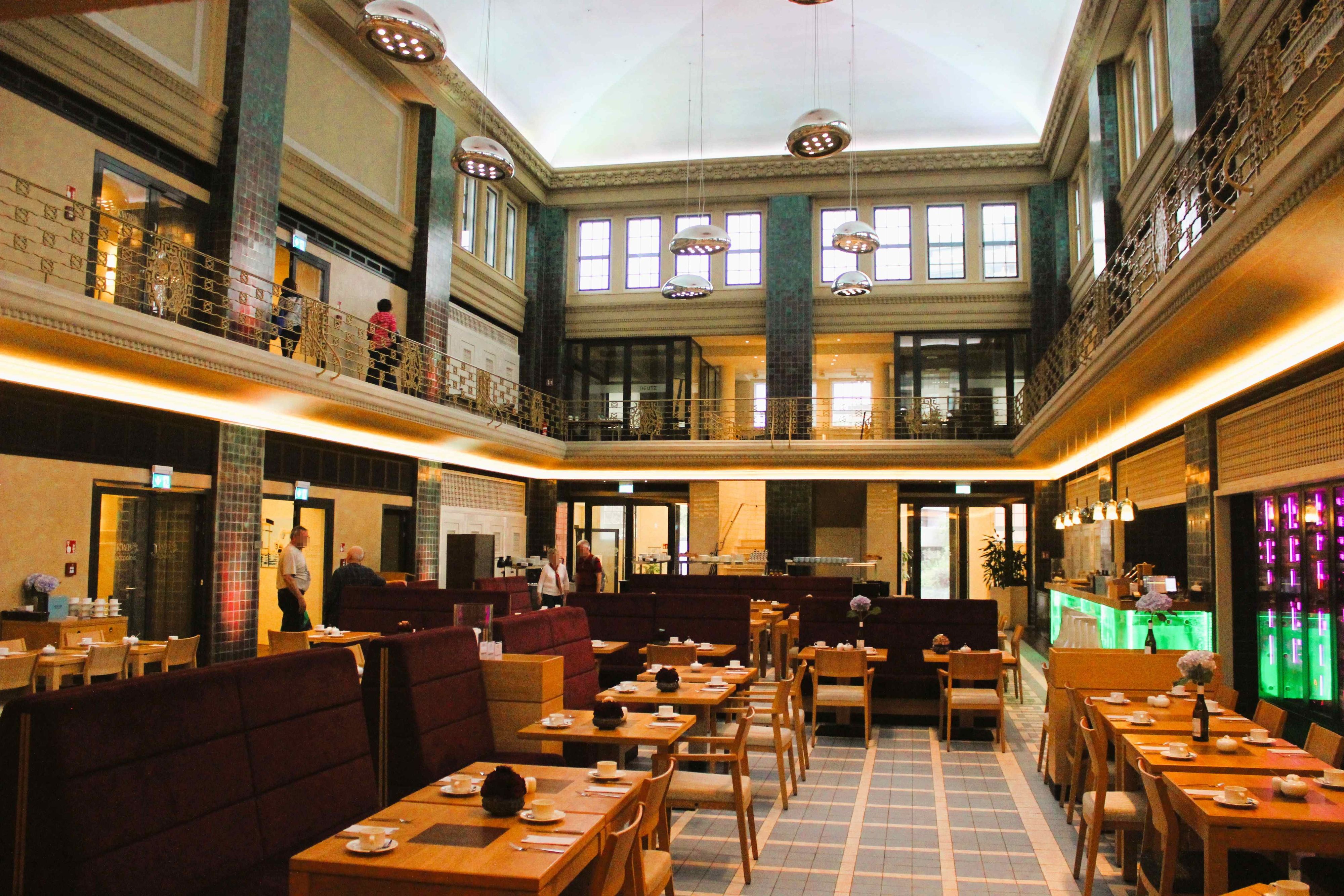 KWB-Restaurant in der ehemaligen Schwimmhalle des Deutz-Kalker Bads