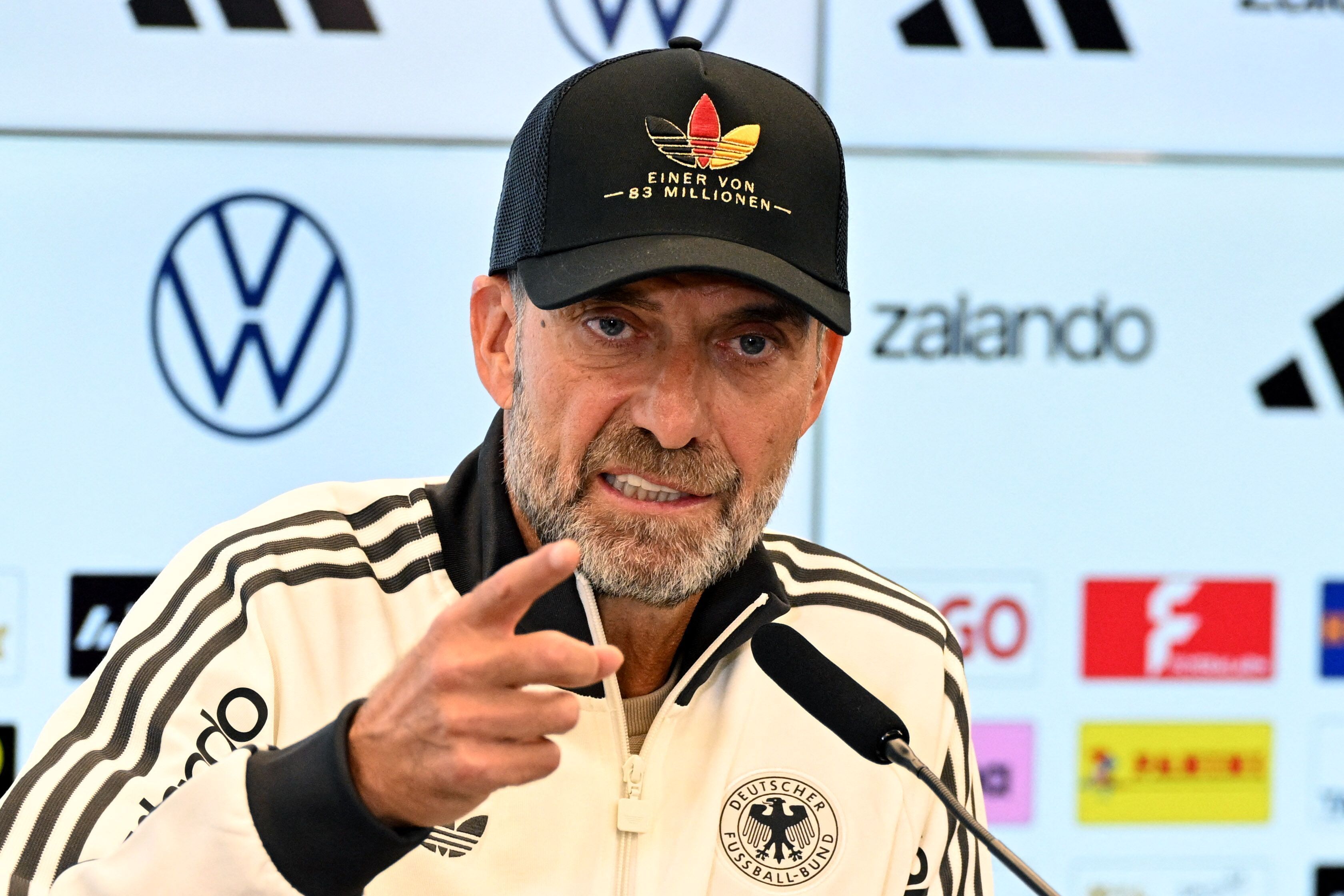 Bundestrainer Jürgen Klopp sitzt auf dem Podium.