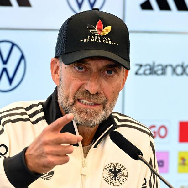 Bundestrainer Jürgen Klopp sitzt auf dem Podium.