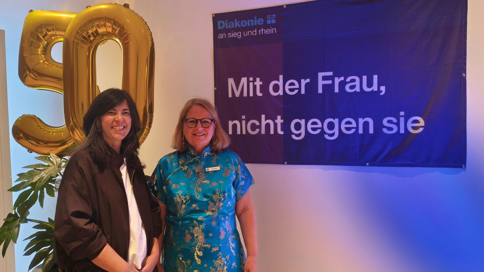 Die Künstlerin Dolors Planiol (Ausstellung „On Motherhood“) und Ruth Kippelt, Leiterin der Diakonie an Rhein und Sieg.